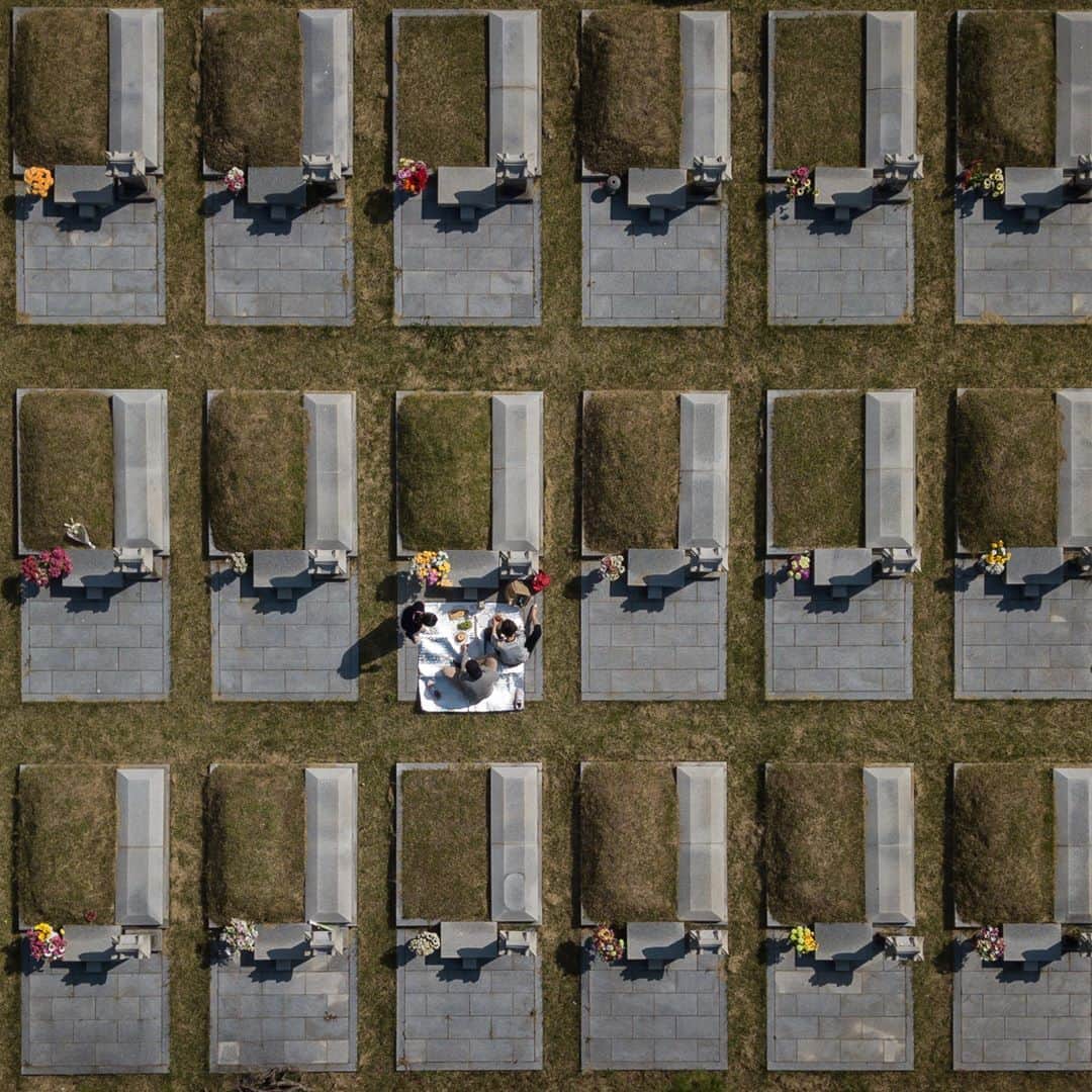 AFP通信さんのインスタグラム写真 - (AFP通信Instagram)「AFP Photo 📷 @edjonesafp - In a photo taken on September 26, 2020, a family sit before a grave at a cemetery in Incheon where the the local government was encouraging people to visit cemeteries before the annual Chuseok festival in order to avoid large gatherings as part of COVID-19 coronavirus precautions.⁣ .⁣ The Chuseok festival, which runs from September 30 to October 2, is traditionally a time for family gatherings and ancestral rituals, but this year it will be starkly different with authorities urging the public to stay home instead to help contain the spread of the COVID-19 coronavirus.」9月30日 2時21分 - afpphoto