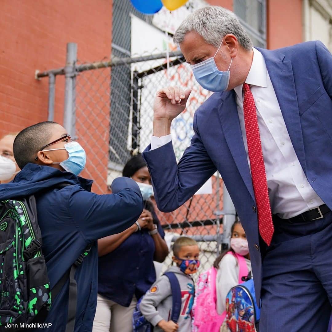 ABC Newsさんのインスタグラム写真 - (ABC NewsInstagram)「Mayor Bill de Blasio greets students arriving for in-person classes outside Public School 188 The Island School, as hundreds of thousands of public elementary school students return to classrooms across New York City for the first time in six months.」9月30日 2時33分 - abcnews