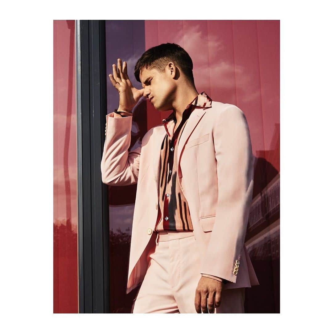 チャーリー・カーバーのインスタグラム：「fun, socially distanced day out & about in London w/ @schonmagazine 🕶 link in bio to our full convo about #ratched #boysintheband and 2020  Photography: @bobbyharps Styling: @hollyevawhite Grooming: @petransellge Words: @thesandakin」