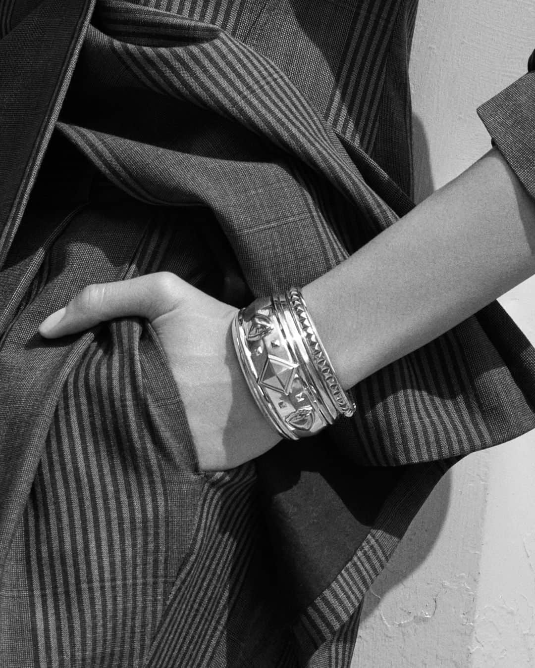 デビッドヤーマンのインスタグラム：「Back to business. Combine Pyramid and Modern Renaissance bracelets with a tailored jacket. #DavidYurman」