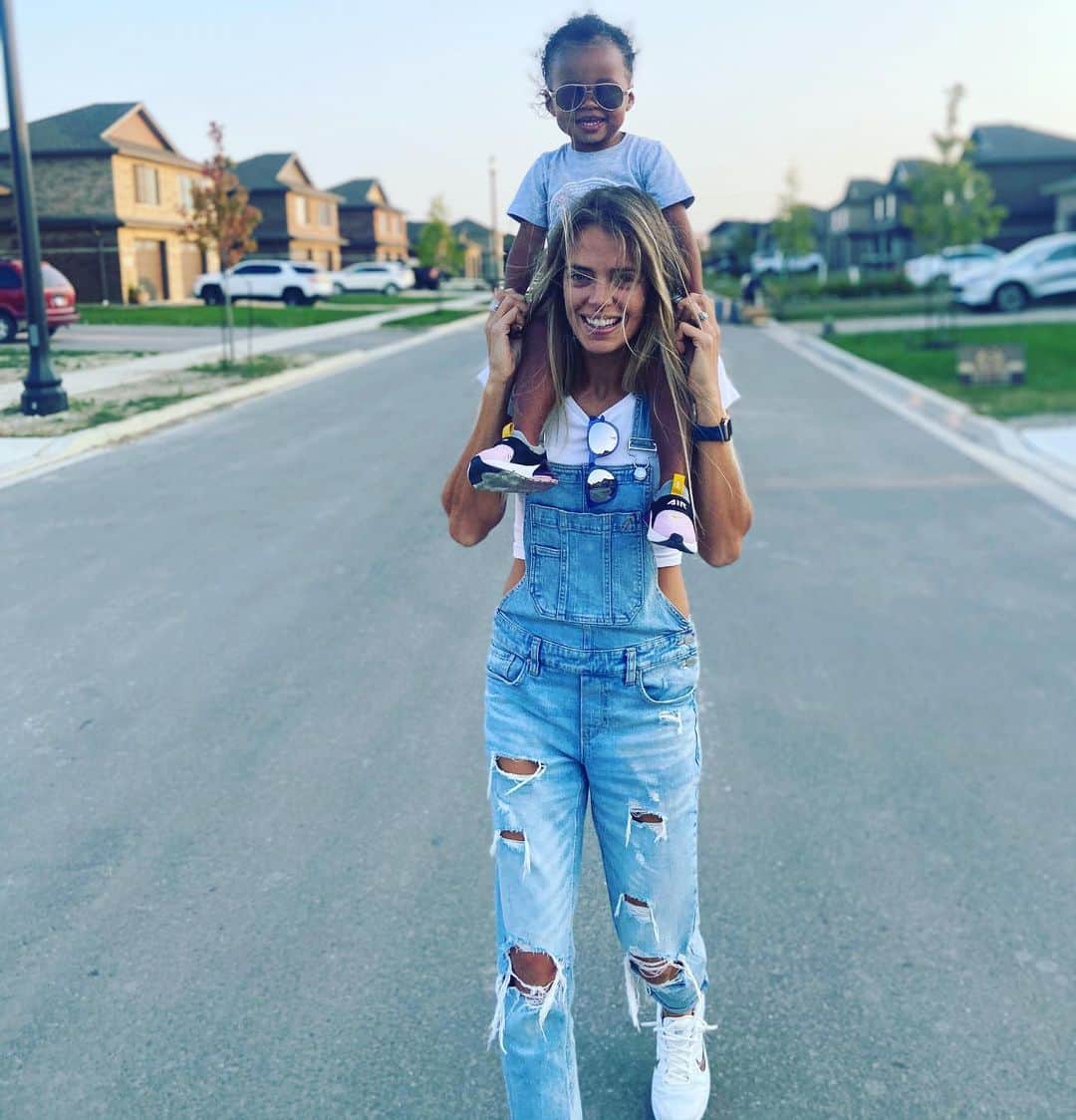 メリッサ・ビショップのインスタグラム：「‘Cuz I just can’t get enough 💫 ⠀⠀⠀⠀⠀⠀⠀⠀⠀⠀⠀⠀ #girlmom #bff #mixedbabies」
