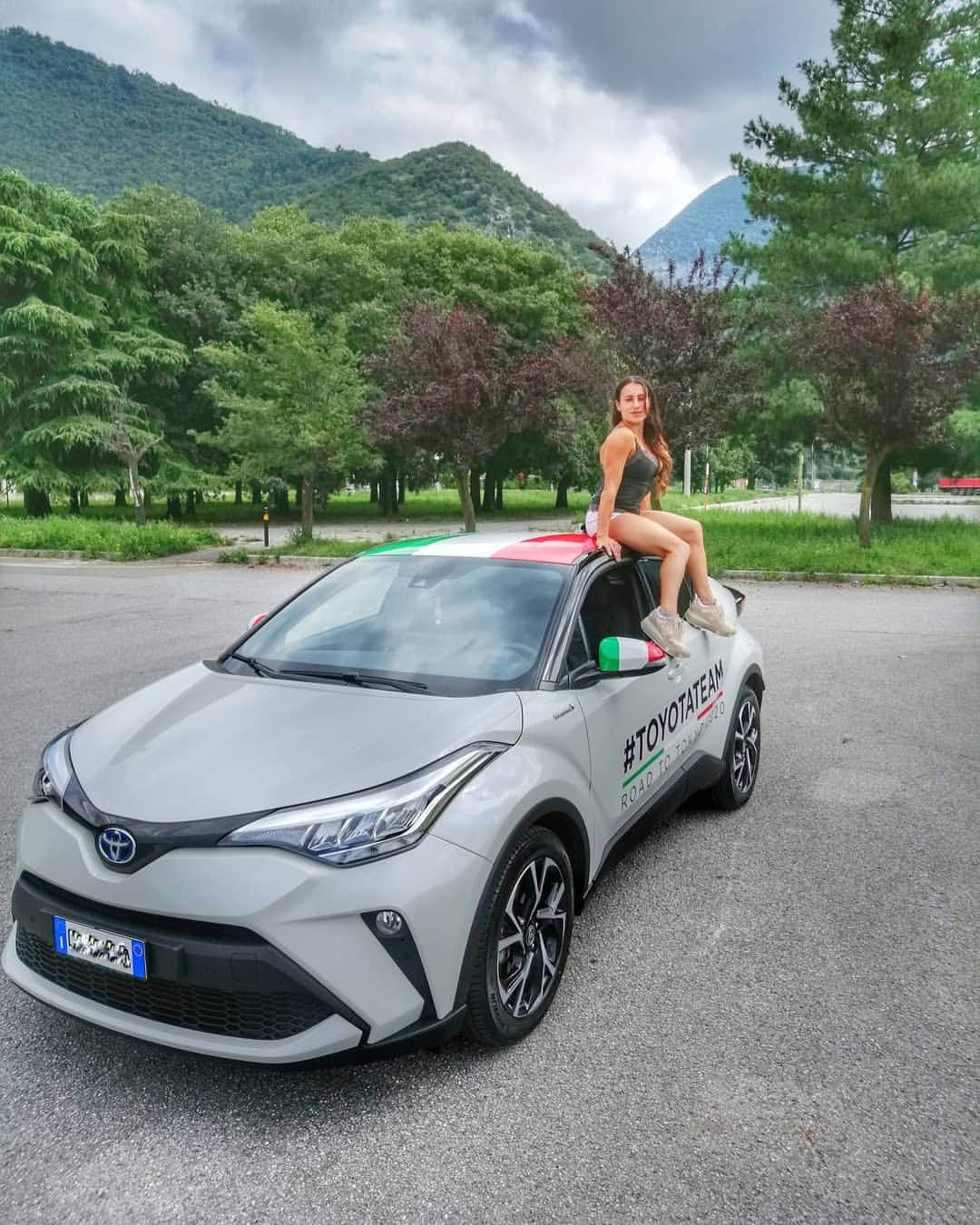 バネッサ・フェラーリのインスタグラム：「Mi sto preparando al meglio per le prossime avventure...  Non vedo l'ora di sorprendervi❣️😏✨  @toyota_italia  #ToyotaTeam #adv #CHRHybrid  #vanessaferrari  #gymnastics #roadtotokyo」