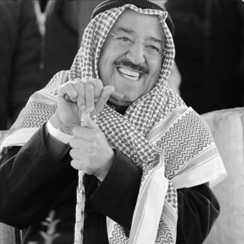 オマル・アッ＝ソーマのインスタグラム：「إنّا لله وإنّا إليهِ رَاجعُون .. عظم الله أجركم يا أهل الكويت في امير الإنسانية الشيخ صباح... وجبر الله مصابكم وحفظ الله بلادكم」