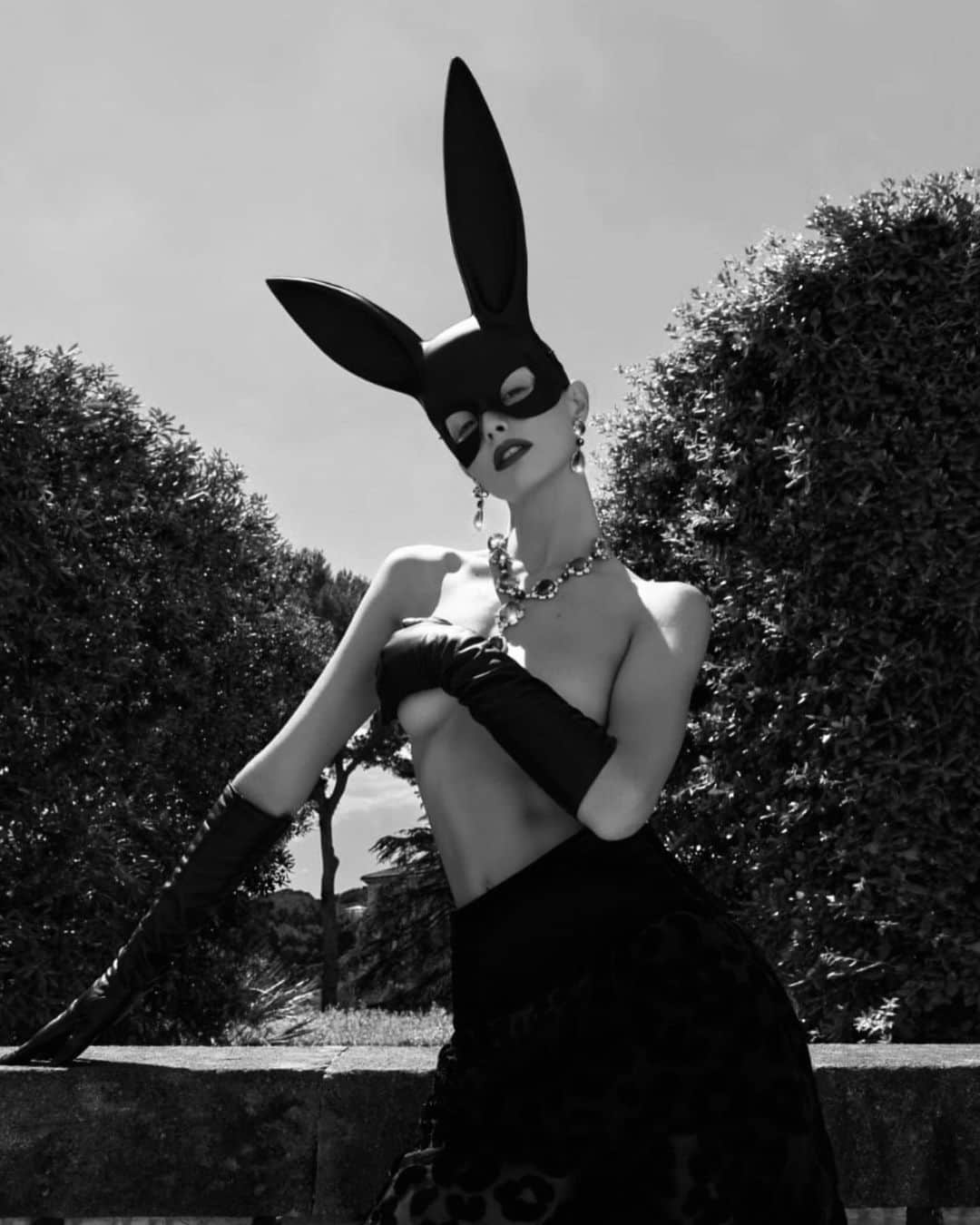 のインスタグラム：「Who wants to play 🐰? #bazaarbr #roma #fashioneditorial #bulgari」