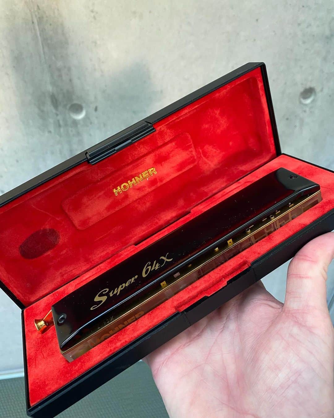 キム・ジョーンズのインスタグラム：「Wow ! Thank you for the amazing present .... Stevie Wonders harmonica ! @kaimilla @kailandmorris @mandlamorris @shawnonthemove ❤️❤️❤️」