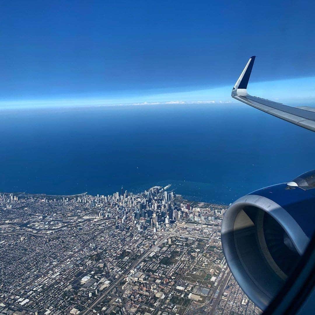 デルタ航空のインスタグラム：「Flying over the Windy City never gets old.  Photo: @flyingahmvd」