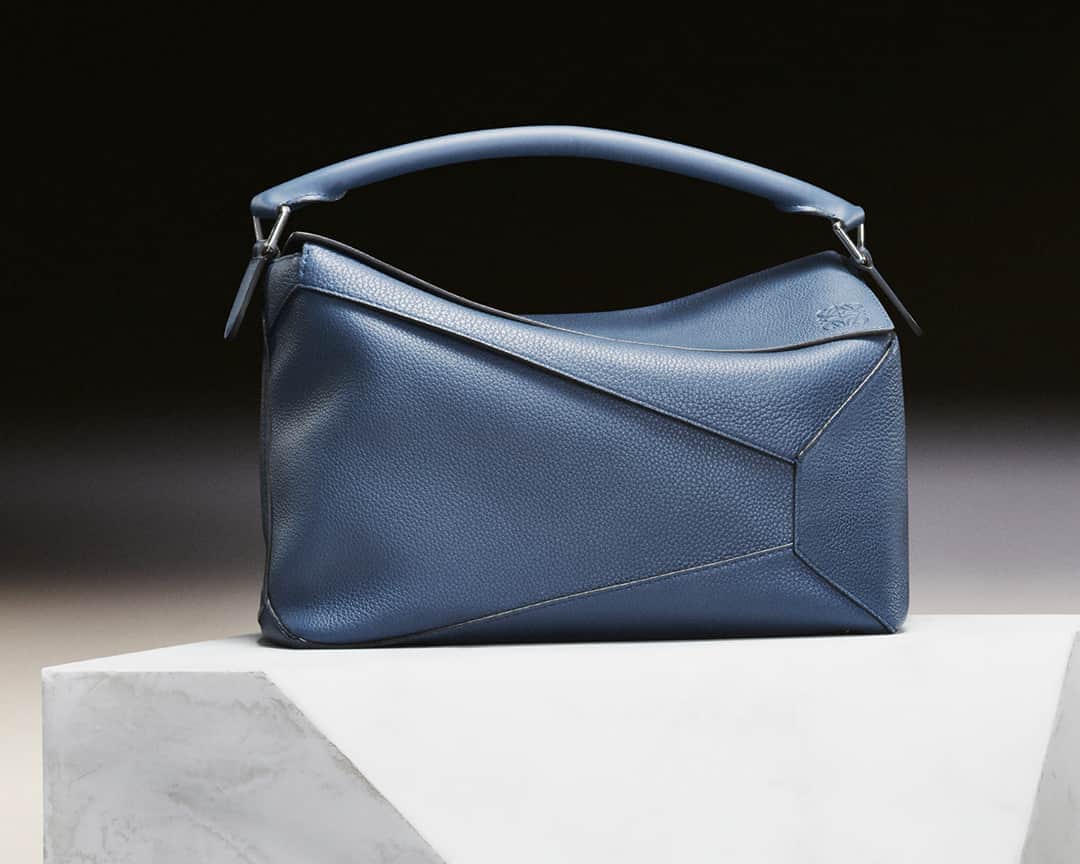 Loeweさんのインスタグラム写真 - (LoeweInstagram)「The LOEWE Puzzle Edge demonstrates modern craft techniques in leather.  The iconic shape can be worn in five different ways from shoulder bag to clutch, as well as folding completely flat.  See more on loewe.com  #LOEWE #LOEWEFW20 #LOEWEpuzzle」9月30日 3時00分 - loewe