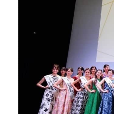 夢月せらのインスタグラム：「おまけ👻  大雑把なヘアアレンジを写真に納めてくれたまゆさん… 肩幅の方が気になる😂😂😂  そしてみんな大好きロイテリ😋 被ってしまいました。笑 オハヨー乳業さんいつもありがとうございます🙇‍♀️🙇‍♀️❤」