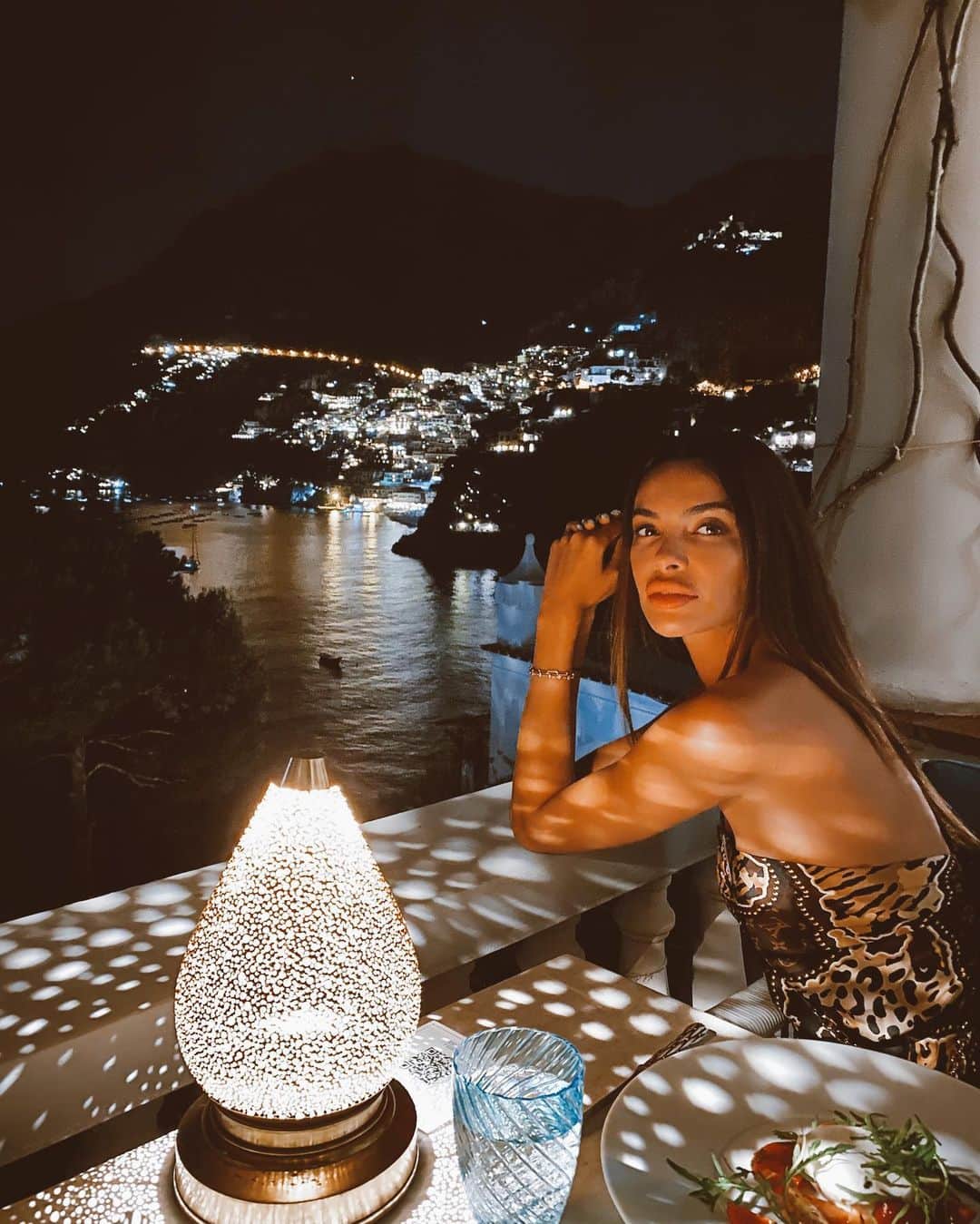 ジョアナ・サンスのインスタグラム：「Aquellas noches de verano en Positano...🧚‍♂️ Ya tengo nostalgia del calorcito🥺 #summerdays #positano」