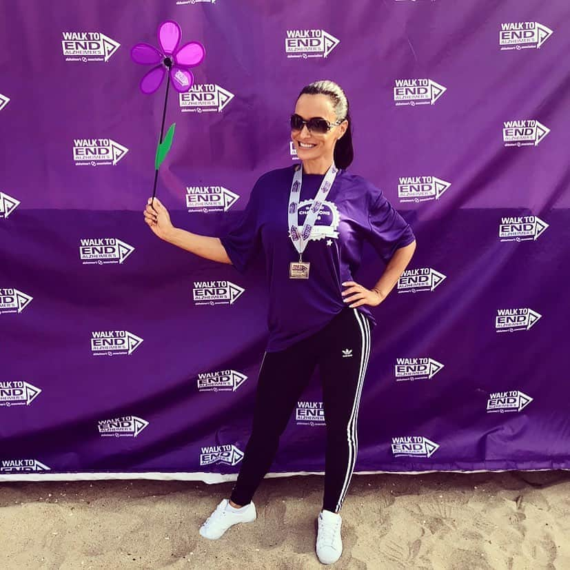 リサ・アンさんのインスタグラム写真 - (リサ・アンInstagram)「This weekend is my @alzassociation walk and i am still pushing to reach my fundraising goal!  #Walk2EndALZ」9月30日 3時10分 - thereallisaann