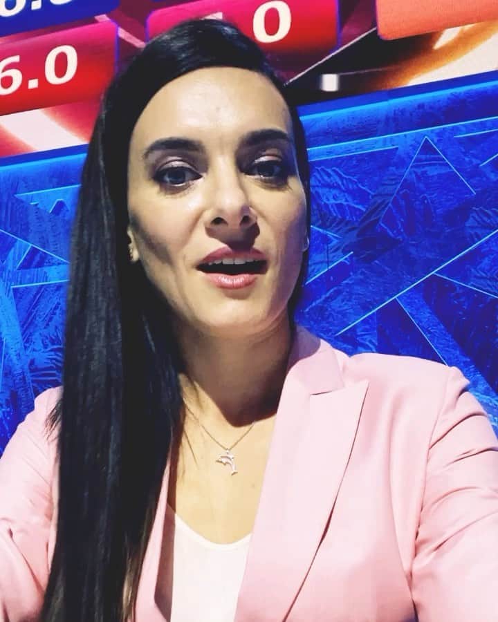 エレーナ・イシンバエワのインスタグラム：「Вау... Вот так хочу сегодня оценить выступление участников на @ice_1tv. Всего лишь третий этап, а уже колоссальный прогресс! Многие пары поразили своей смелостью и авантюризмом! Вы сами скоро все увидите 03.10.20 на @1tv 😉 ⠀ Отдельное спасибо @porechenkov_official_page за просвещение, в актерском искусстве 🙌🏻. Вы знаете о чем я 😁.」