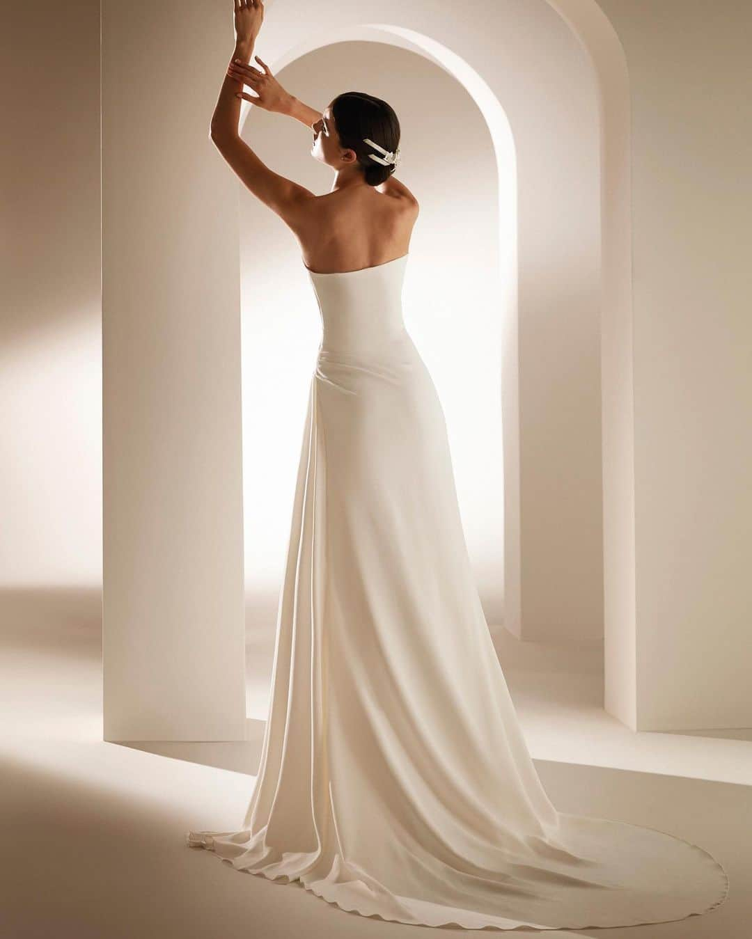 Pronoviasさんのインスタグラム写真 - (PronoviasInstagram)「A masterful cut and precise asymmetrical draping come together in the stunning Aviva gown made of soft eco-crepe. Click on the link in bio and book now your appointment at your nearest #Pronovias Store.  Un corte magistral y un drapeado asimétrico único se combinan para dar forma a este impresionante vestido confeccionado en suave crepé ecológico. Es el vestido Aviva de la Nueva Colección #PronoviasPremiere. #AtelierPronovias #WeDoEco」9月30日 3時18分 - pronovias