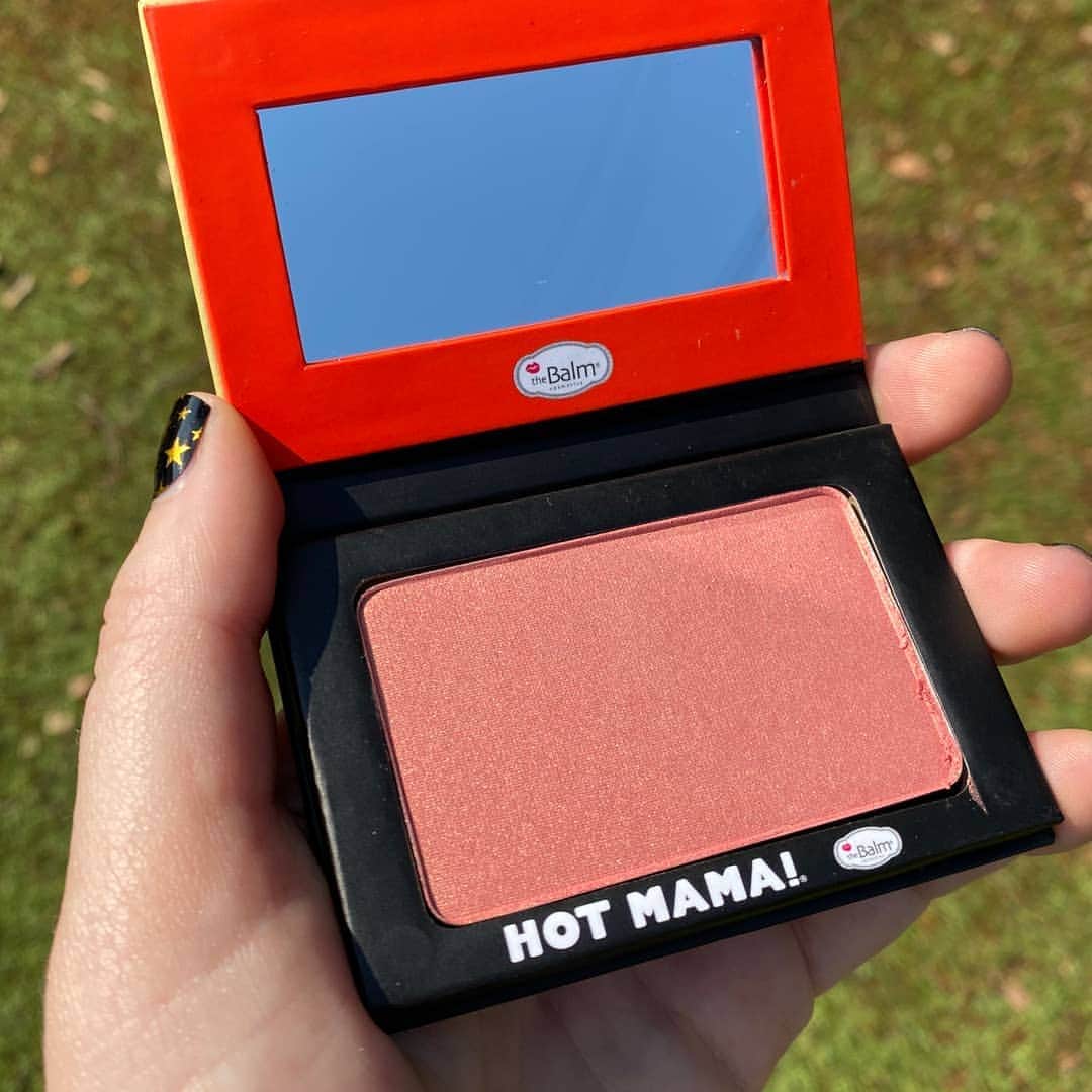 the Balmさんのインスタグラム写真 - (the BalmInstagram)「Raise your hand if you want to be a Hot Mama! ✋ This peach tone golden shimmer blush works beautifully as an eyeshadow and highlighter as well.」9月30日 3時35分 - thebalm