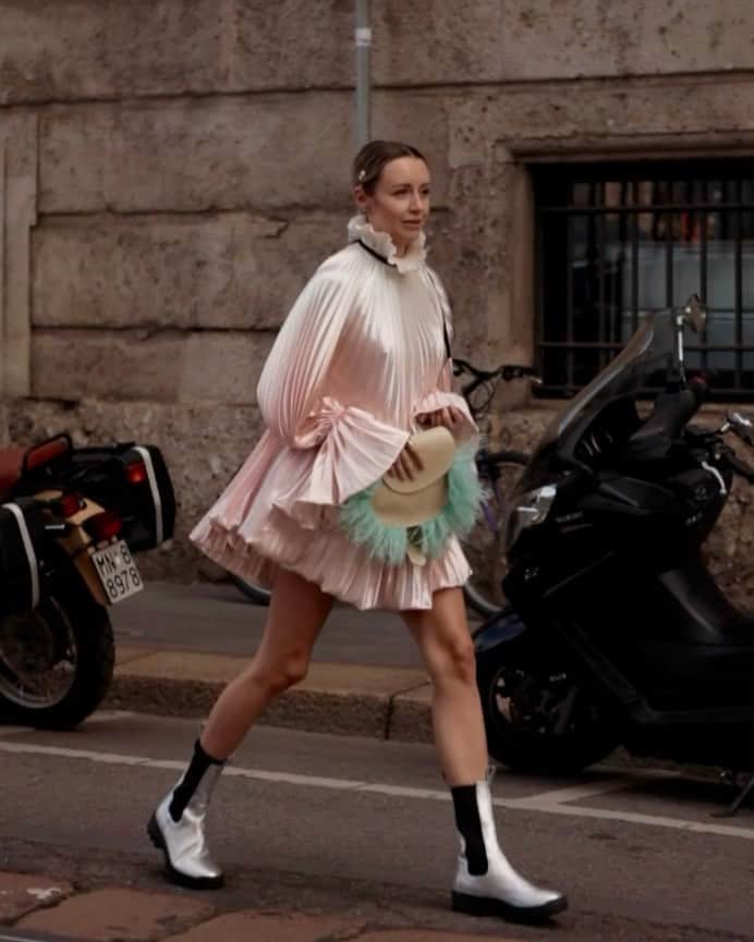Nataly Osmannのインスタグラム：「Streetstyle before @philosophyofficial  By @lolorlova @cornefashionmanagement  Стритстайл-это отдельное представление во время Недели Моды, до и после показа десятки фотографов ловят самые красивые образы модниц, чтобы отправить в паблики и журналы по всему миру, что конечно же даёт узнаваемость блогеру. Есть свои негласные  правила, кстати, я первые годы приезжала с опозданием на показы и всегда пробегала и смущалась  фотографов и они не успевали меня «поймать». Итак правила:  - обязательно уделять время для фотографов на стритстайле, для того чтобы они могли запечатлеть все детали вашего образа.  -одеваться в одежду на показ которого вы идёте.  -не ходить на стритстайл, если ты не приглашён на показ перед ним. Это правда считается плохим тоном. -не лезть в объектив к фотографам, если они снимают кого-то другого.」