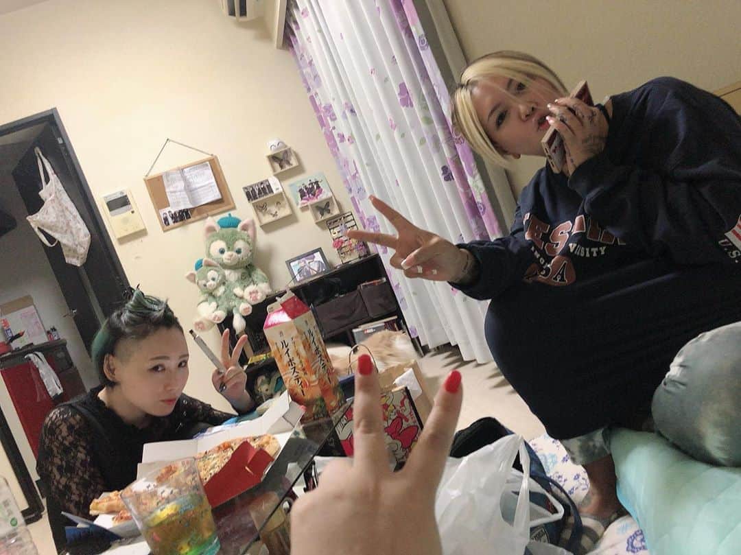 有奈めぐみのインスタグラム：「今日私の住まいは停電、断水からスタートし、夕方もバッタバッタとして、早目の待ち合わせは遅刻してモナを知らない土地でひとりぼっちにしてしまいました、ごめんなさい。最終待ち合わせはジャスト、セーフ… 焼肉食べてから、家でピザパーティーへ。 楽しかった😊  肌寒くなってきたからそろそろ鍋パもいいね。鍋はスープの準備出来ていたら、準備が楽で鍋準備に10分もかけたらちゃぶ台返しくらうわ爆笑  家庭では鍋は料理にいれていいの？！笑 モツ鍋は下処理あるから料理だけど、水炊き…は…？？ 鍋は仕込みは短縮、食べるのも話しながら、片付けをゆっくり時間を取るのも。  #女子会 #焼肉からの #ピザ」