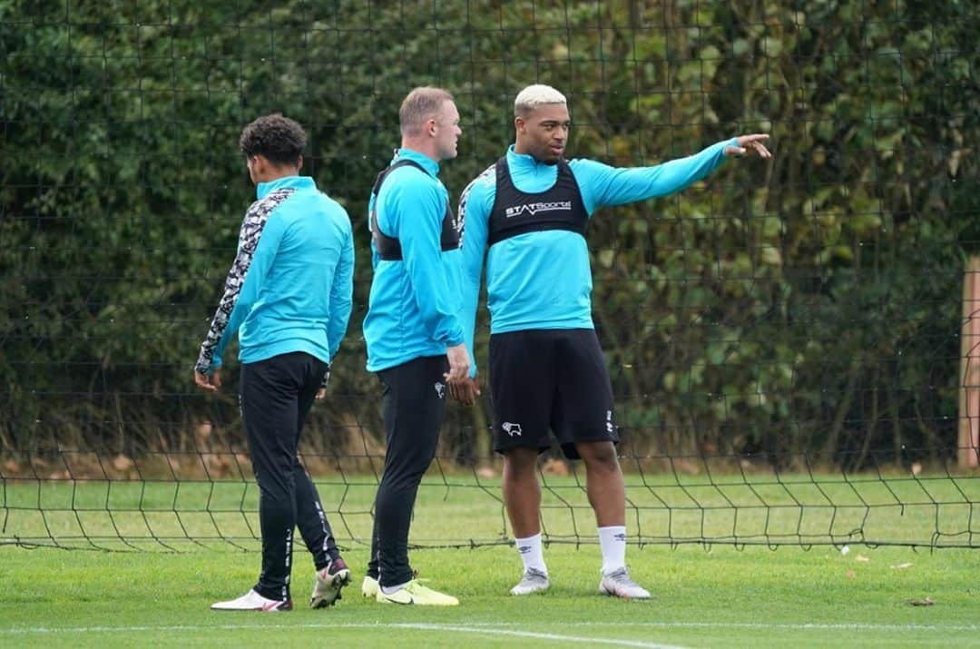 ジョーダン・アイブのインスタグラム：「Glad to be back on the training field 🕊⚽️ @waynerooney」