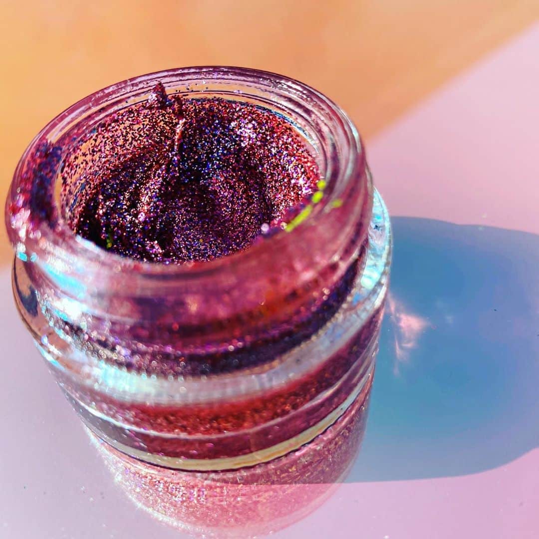 BH Cosmeticsさんのインスタグラム写真 - (BH CosmeticsInstagram)「Just because Summer's over doesn't mean you can't SHINE ✨ Add a hit of sparkle to your face, body and hair in our #OMGglitter Face & Body Gel, pictured here in shade Don't Lilac To Me 😍 #bhcosmetics」9月30日 3時39分 - bhcosmetics