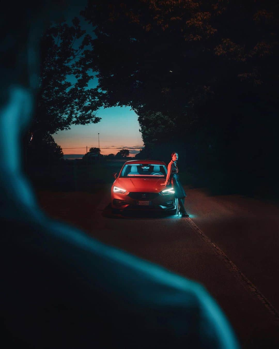 Simone Bramanteのインスタグラム：「{ Led Lights Stories } VI of VI  ITA Qui finisce il racconto, con un nuovo inizio. La passione e la mente si incontrano ancora, in un continuo viaggio verso un nuovo futuro.  @seatitalia mi ha chiesto di interpretare la personalità di #NuovaSEATleon #ad #DisegnataDallaLuce  ENG This story ends here, with a new beginning. Passion and mind meet again, in a continuous journey towards a new future.」