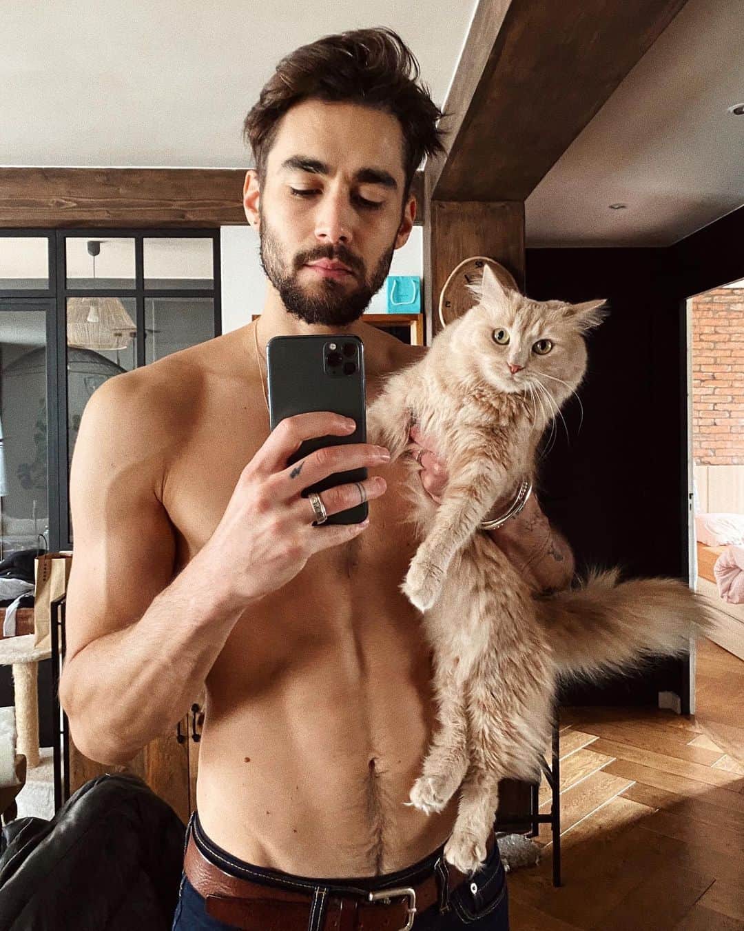 NICOLAS SIMOESのインスタグラム：「Movie night together 🎥😸」