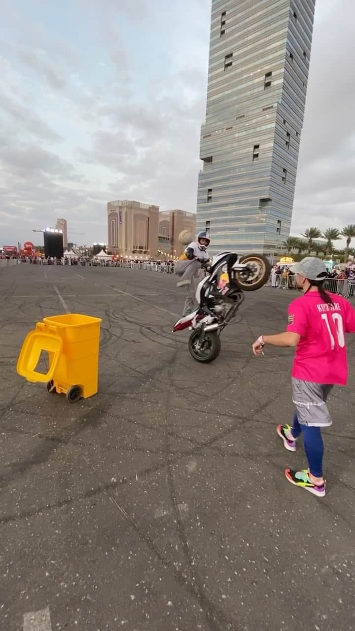 ショーン・ガルニエのインスタグラム：「Good answer win ✅! How many tries ? Feat @shadifreestyle   #seangarnier #seanfreestyle #trickshot #motorbike #redbullath」