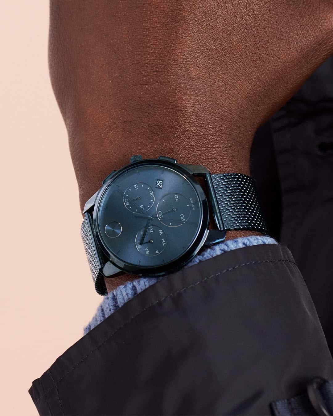 モバードのインスタグラム：「A sleek chronograph in neutral navy. #MovadoBold」