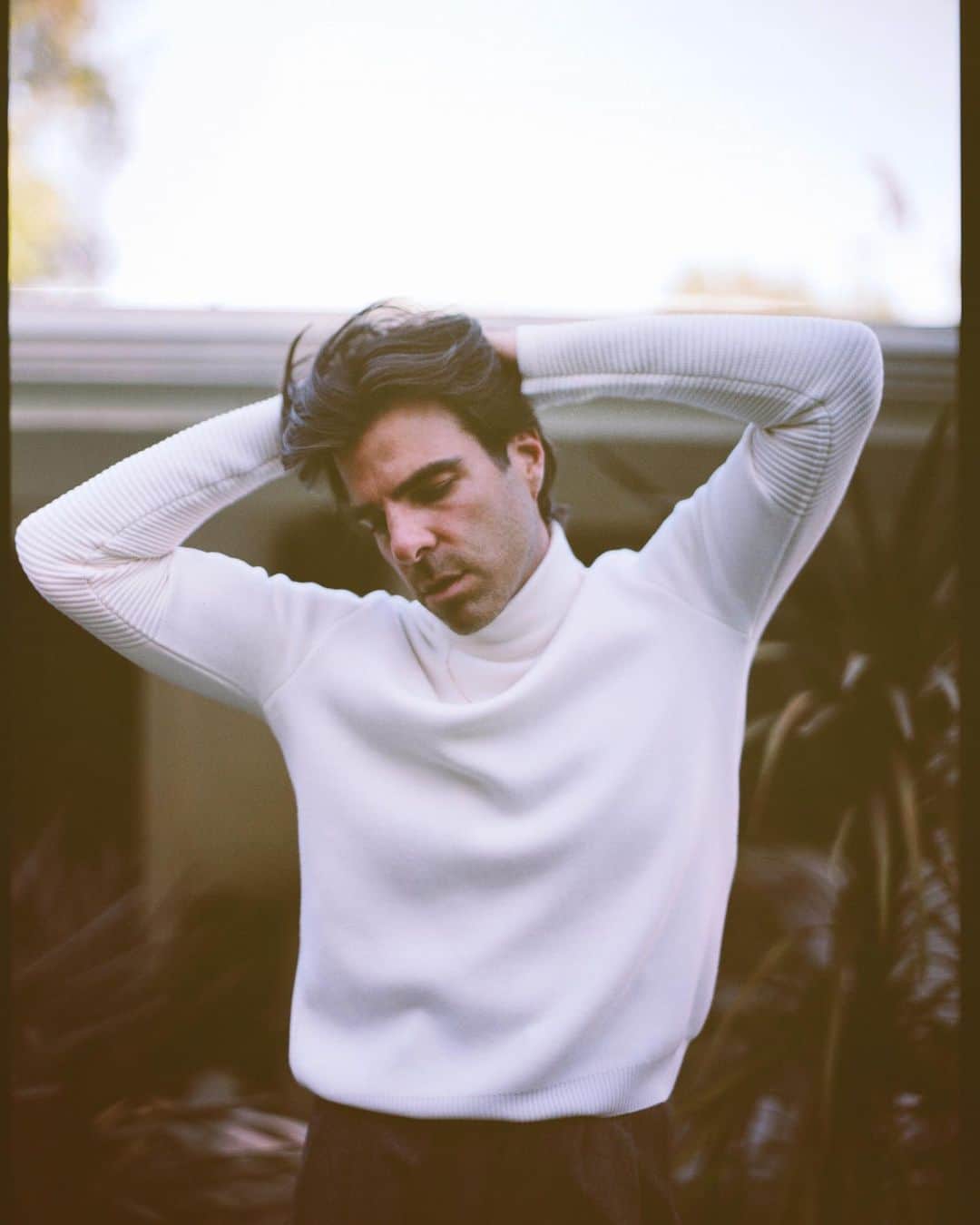 ザカリー・クイントのインスタグラム：「✨  @oddamagazine   📸: @shanemccauley 👔: @sharonchitrit 💇🏻‍♂️: @patriciamoralesla」