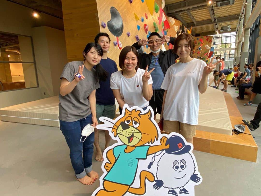 興梠友理のインスタグラム：「【9/26 TSS Tokyo “GOOD DAY”】 ・ 待ちに待ったTSSの東京進出‼️🙌 ・ しかもChokuさんがDJするイベントDAYということで張り切って参加してきました✨ ・ 膝の怪我をしてからこういうイベント遠征をしたことがなかったから、久しぶりに沢山の知り合いと再会できて、本当に最高の1日でした😍 ・ あらためてオープンおめでとうございます‼️㊗️🎉 ・ ①一緒に遠征したBCTの愉快な仲間たち ②超久々にあきよちゃんにも会えて嬉しみ😘 ③チーム盛岡と📷 ④トッキーもChokuさんも久しぶり😆 ⑤ChokuさんのDJも久しぶりすぎて😭 ⑥〜⑧ 全てがオシャレなTSS Tokyo✨ ⑨ LATTESTのカフェも最高😍 ⑩ トモちゃん特製のクッキー❤️ ・ @tsstokyo  #TSS #tsstokyo #TheStoneSession #jazzysport #lattestsports #東京ミズマチ  #bouldering #climbing #クライミング #ボルダリング」