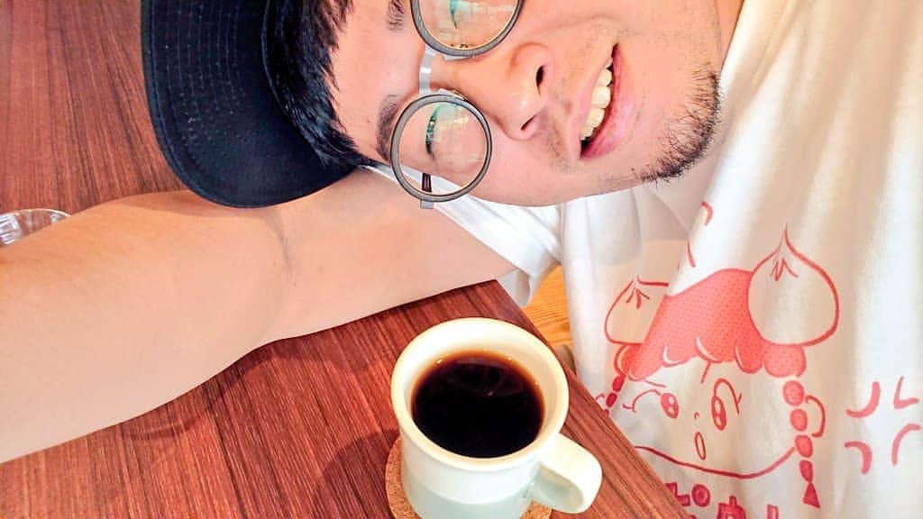 のインスタグラム：「仕事の合間に久しぶりに来れた〜〜💯 コーヒー飲んどる時間はええね、液体相手とデレデレ添い寝や  #NakagawaCoffee」