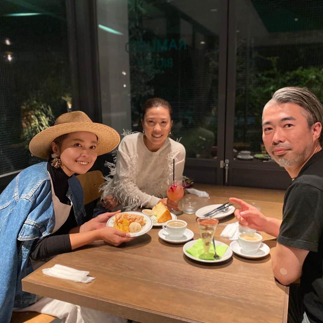 上田桃子のインスタグラム：「久しぶりに会えたっ♡  もう出会ってから10年くらい経つなんて🤭💦 ソンちゃん @sonchan0111  が美味しいと言っていた捏製作所へ @maison.carre と❤️亮さんと🌸  本当に美味しかった😋」
