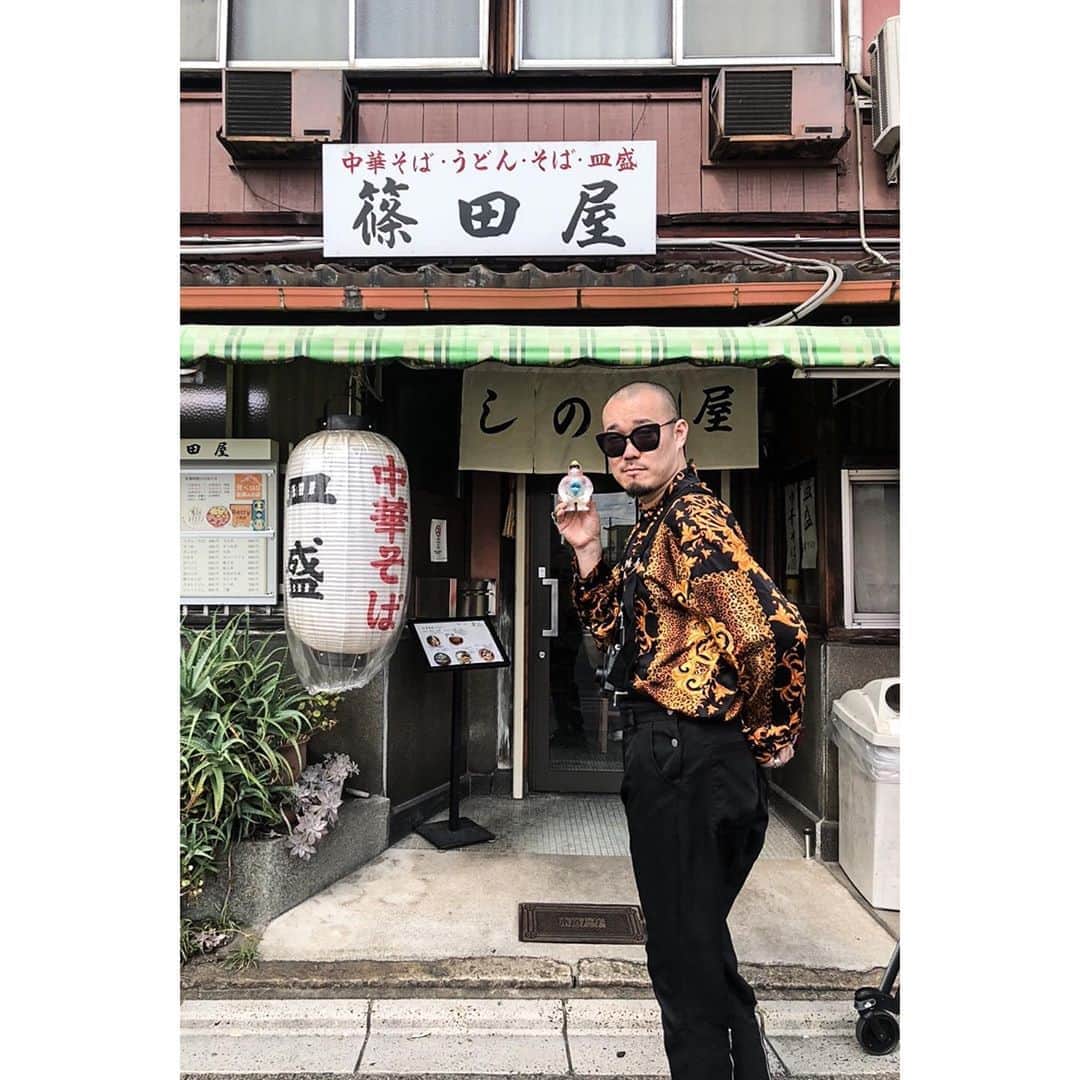 青木カズローさんのインスタグラム写真 - (青木カズローInstagram)「ライブハウス写真展﻿ 京都GATTACA編、無事終了しました。﻿ ﻿ 当日突然京都へ行ったにも関わらず、わざわざ会いに来てくれた方も多くて嬉しかったです！﻿ やはり会って直接自分の気持ちを話せるのはいいですね。﻿ ROTTENGRAFFTYのNAOKIくんもモデルの大西くんも遊びにきてくれて久々で楽しかったな。﻿ ﻿ザキヤマ(ユースホステル/SUKIDA DRAMAS)もありがとう！！  皆さんありがとうございました。﻿ 京都、来月また帰ってきますのでその時またまた！﻿ ﻿ 今回はUNOくんもお手伝いでついてきてくれて男2人旅を楽しみました。﻿ ﻿ GATTACAに初めて来たというお客さんに熱い話をしている店長のヤマダさんを見ていて、これがライブハウスやしライブハウスの店長ってこれなんだよなぁってこちらも熱くなりました。﻿ ﻿ そして京都は美味しいものいっぱい。﻿ 1日2ラーメンでございます。﻿ 完全にハッピアワー！ ﻿ ありがとうございました！﻿ 次回ライブハウス写真展は、﻿ 10/5.6.7大阪火影です！！﻿ ﻿ あのライブハウスでどんな風に写真展が出来るのか今から楽しみです。﻿ ﻿ #ライブハウス写真展﻿ #写殺﻿ #青木カズロー」9月30日 13時30分 - cazrowaoki