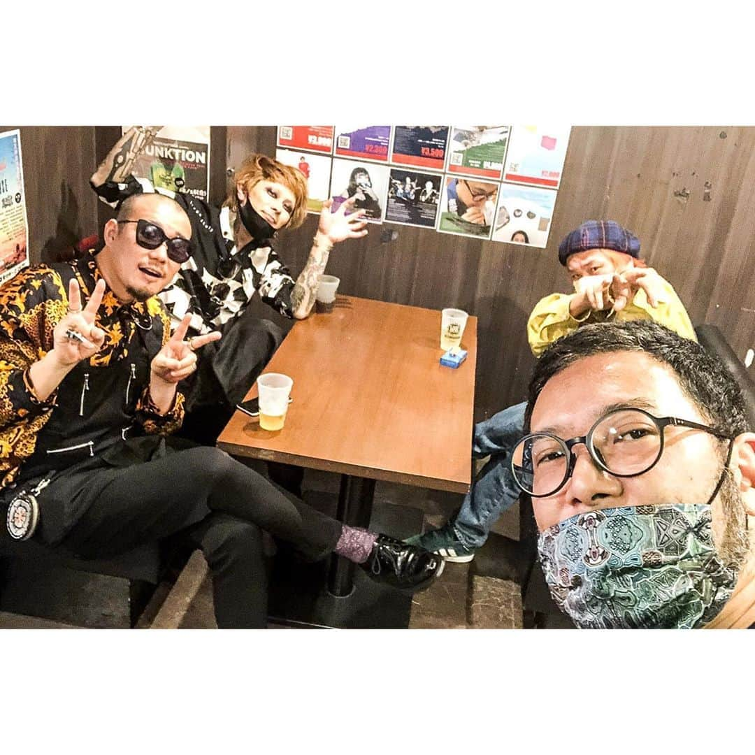 青木カズローさんのインスタグラム写真 - (青木カズローInstagram)「ライブハウス写真展﻿ 京都GATTACA編、無事終了しました。﻿ ﻿ 当日突然京都へ行ったにも関わらず、わざわざ会いに来てくれた方も多くて嬉しかったです！﻿ やはり会って直接自分の気持ちを話せるのはいいですね。﻿ ROTTENGRAFFTYのNAOKIくんもモデルの大西くんも遊びにきてくれて久々で楽しかったな。﻿ ﻿ザキヤマ(ユースホステル/SUKIDA DRAMAS)もありがとう！！  皆さんありがとうございました。﻿ 京都、来月また帰ってきますのでその時またまた！﻿ ﻿ 今回はUNOくんもお手伝いでついてきてくれて男2人旅を楽しみました。﻿ ﻿ GATTACAに初めて来たというお客さんに熱い話をしている店長のヤマダさんを見ていて、これがライブハウスやしライブハウスの店長ってこれなんだよなぁってこちらも熱くなりました。﻿ ﻿ そして京都は美味しいものいっぱい。﻿ 1日2ラーメンでございます。﻿ 完全にハッピアワー！ ﻿ ありがとうございました！﻿ 次回ライブハウス写真展は、﻿ 10/5.6.7大阪火影です！！﻿ ﻿ あのライブハウスでどんな風に写真展が出来るのか今から楽しみです。﻿ ﻿ #ライブハウス写真展﻿ #写殺﻿ #青木カズロー」9月30日 13時30分 - cazrowaoki