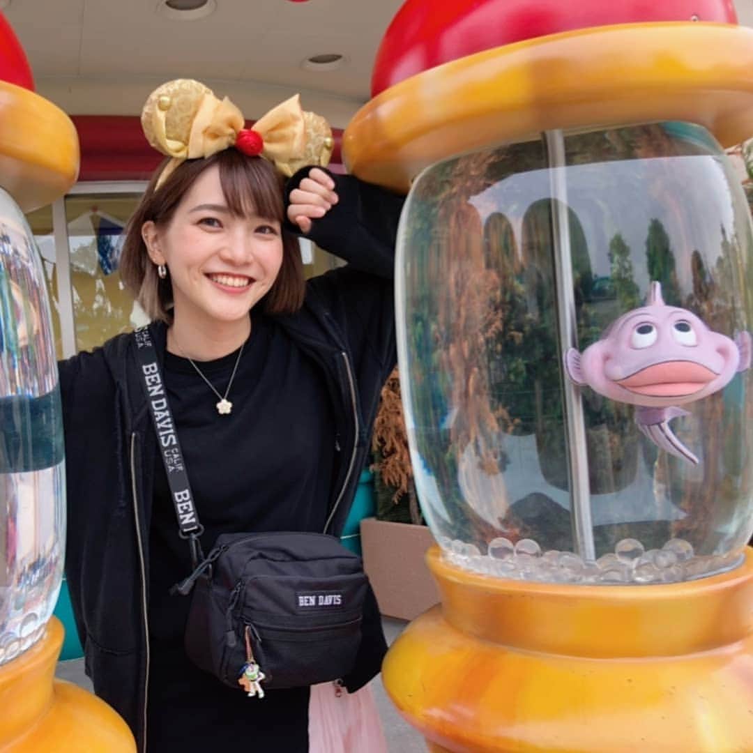 米倉れいなのインスタグラム：「, ラッキー当てれたの嬉しい🥳🥳🥳 #TDL #東京ディズニーランド #トゥーンタウン #シューティングギャラリー #保安官バッジ」