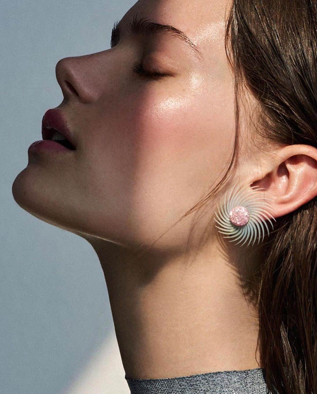 NINA PARKのインスタグラム：「Glass Skin 🧊 @tessarosejones  _________________________________________________ #CD & #Styling @janasommet II #Photographer @floriansommet II #MakeUp @ninaparkbeaute for @ballsaal_artist_mgmt」