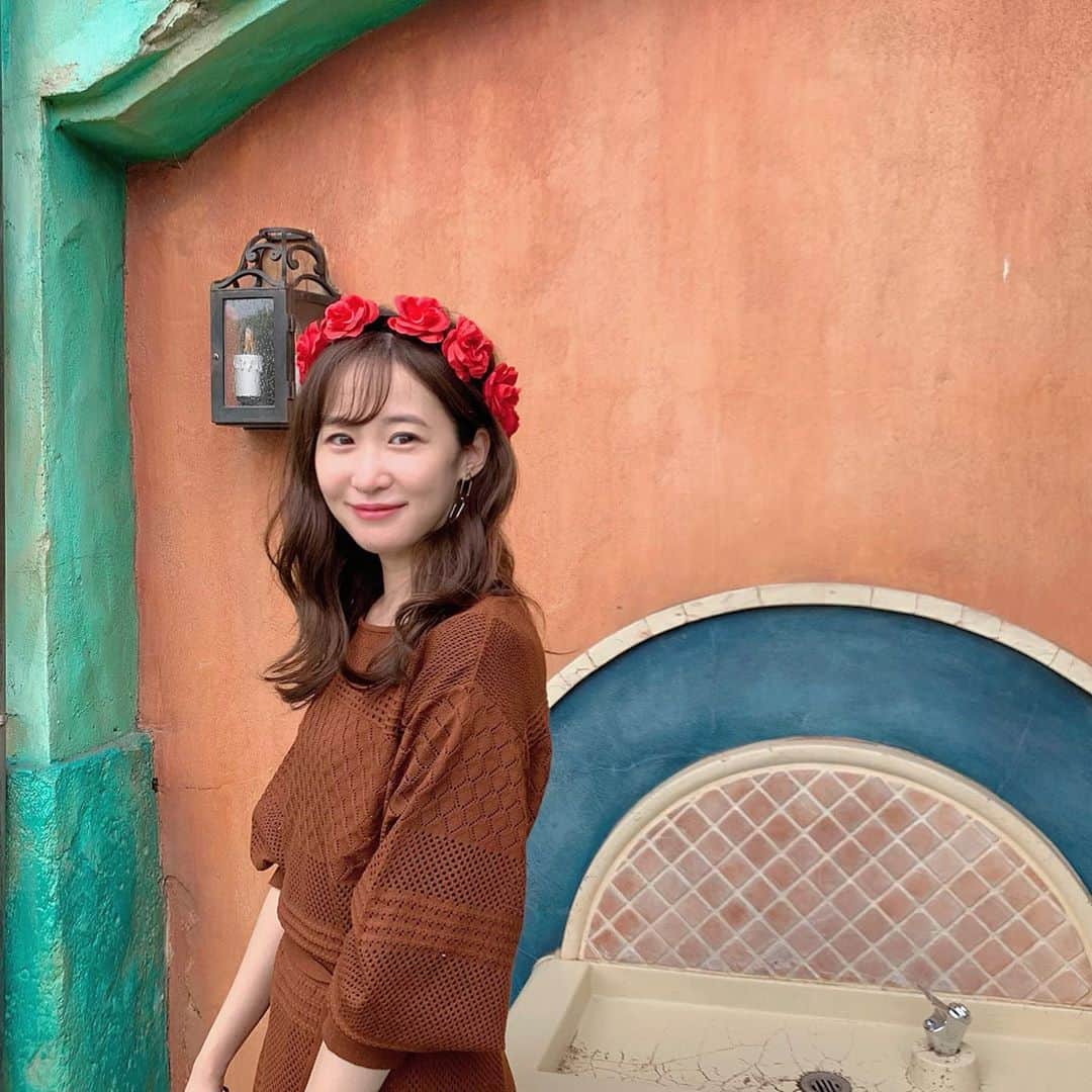 吉田友利恵のインスタグラム：「🏰 いつもミッキーのキャップ被るので 頭にはつけないけどせっかくなので 美女と野獣グッズの薔薇を🌹 (思い返すと年パス持ってるのに 耳のカチューシャした事がないので いつか挑戦したい) 新エリア満喫しすぎたので YouTubeでご紹介させてください☺︎ できる時間に編集頑張るっ」