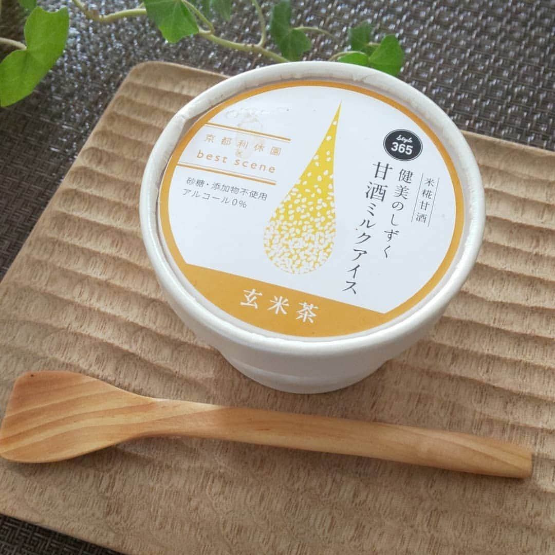 のインスタグラム：「【甘酒×茶葉！風味と香りがすごいアイス】  そんな甘酒を使ったアイスを見つけました！  長野県産の自社栽培米と、 京都利休園の茶葉を使用した 【健美のしずく 甘酒ミルクアイス】  素材にこだわられているだけに、 口に入れると甘酒の上品な濃厚さと、 豊かな茶葉の風味と香りが ものすごく広がります😍  特に甘酒は、特別栽培米あきたこまちを 50％磨く大吟醸で仕込んだものだそう。  なんと贅沢な✨  考えてみるとお米とお茶って、 食事としては日常の組み合わせなのですが、  こうしてアイスにするとまた新しい美味しさを発見できたような気がします✨  とっても甘いけど、砂糖不使用。 自然の甘さ。  天然の甘みは、自然の恵みが感じられ、満足度も高いですね♥️  後味はさっぱりすっきり！！  健康を考える大切な方への贈り物にしても喜ばれると思いますよ。  @best_scene_farm  #米糀甘酒 #甘酒ミルクアイス #美活 #腸活 #免疫力 #ベストシーン #健美のしずく #アイスクリーム #甘酒スイーツ #砂糖不使用 #添加物不使用 #アルコール0 #健康 #飲む点滴 #夏の季語 #甘酒 #コエタス #ギフト #プレゼント #贈り物 #玄米茶 #京都利休園 #藤原宏美 #おやつ」