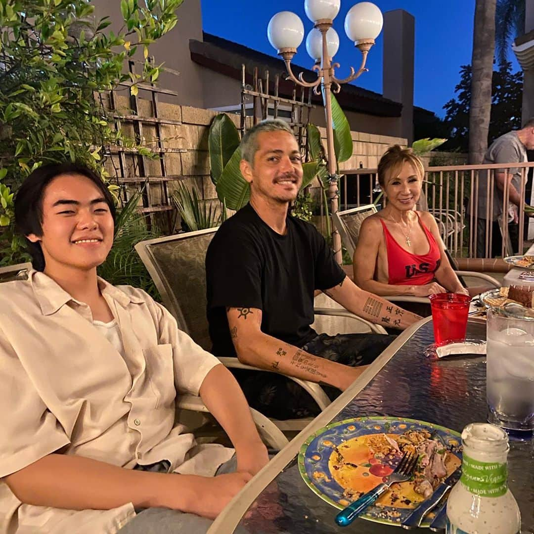 工藤村正さんのインスタグラム写真 - (工藤村正Instagram)「My family reunion party at my sister Ikumi & Drew’s house in LosAngeles. I left LA to travel to Europe & Japan finally back to LA almost 7 years 😅 but I have to go back Japan for my project new KUDO STUDIO renovation & start another important projects in Iga city Mie Prefecture in Japan. Only half month stayed in LA, but it was beautiful Ocean front Marina Del Rey, great refresh yet happy to see my Wild Sons 😊🤟😇❣️」9月30日 13時42分 - muramasakudo