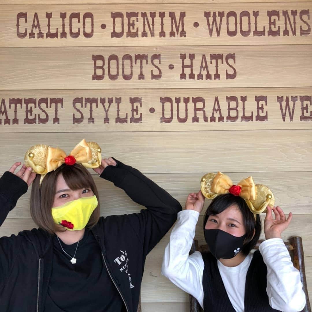 米倉れいなのインスタグラム：「, ベルのカチューシャも杏南ちゃんママが 作ってくれたマスクも可愛い🌹✨✨ 美女と野獣乗れなかったの悲しいけど 他のエリア全力で楽しんだ🥺🙄🥰 #TDL #東京ディズニーランド #ウエスタンランド #トゥーンタウン #ベルカチューシャ #手作りマスク #美女と野獣 #乗りたかった」