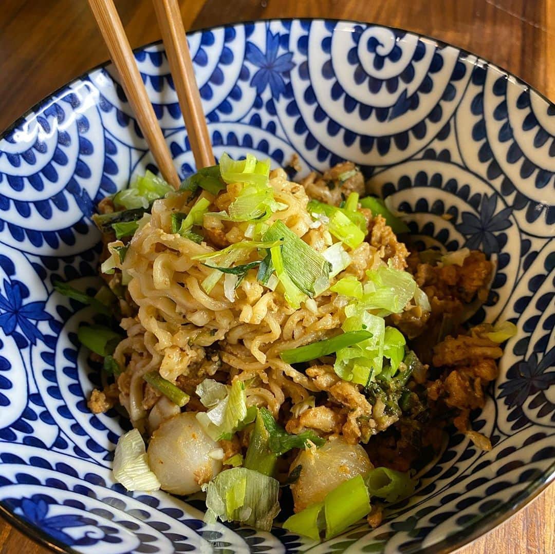 ケリスのインスタグラム：「Cooking with my boys . Ramen , ground turkey , kale , broccolini , a little garlic , pearl onions , a little tamarind honey tea from this weeks Gold mine box and the secret ingredient nut seed butter ! Mix it all in , delicious !」