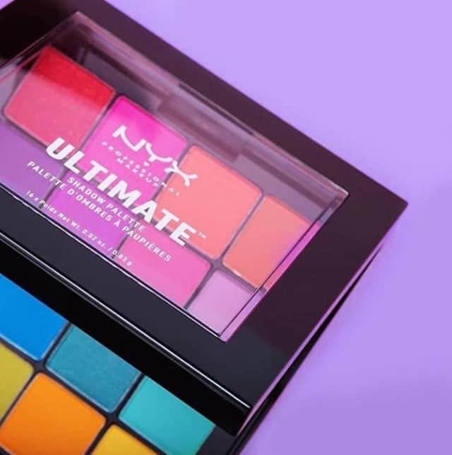 NYX Professional Makeup JPのインスタグラム：「\ワンポイントカラーの楽しみを 🧡 / . UTシャドウパレット04番は16色のカラフルカラーが詰まったパレット ✨  . いつものアイメイクにちょっと足すだけで簡単に印象を変えられるからとっても楽しい 😆  . カラーメイク初心者の方は、目尻の三角ゾーンからカラーをのせてみるのがオススメだよ 😘  . #アイシャドウ #アイシャドウパレット #アイメイク #カラフル #人気コスメ #コスメ #コスメティック #コスメ好き #コスメ大好き #コスメマニア #メイク好き #メイク大好き #メイクマニア #メイク #メイクアップ #人気アイテム #プロ #プロフェッショナル #LA #cosme #makeup #makeuplove #nyxprofessionalmakeup #nyxcosmeticsjp」