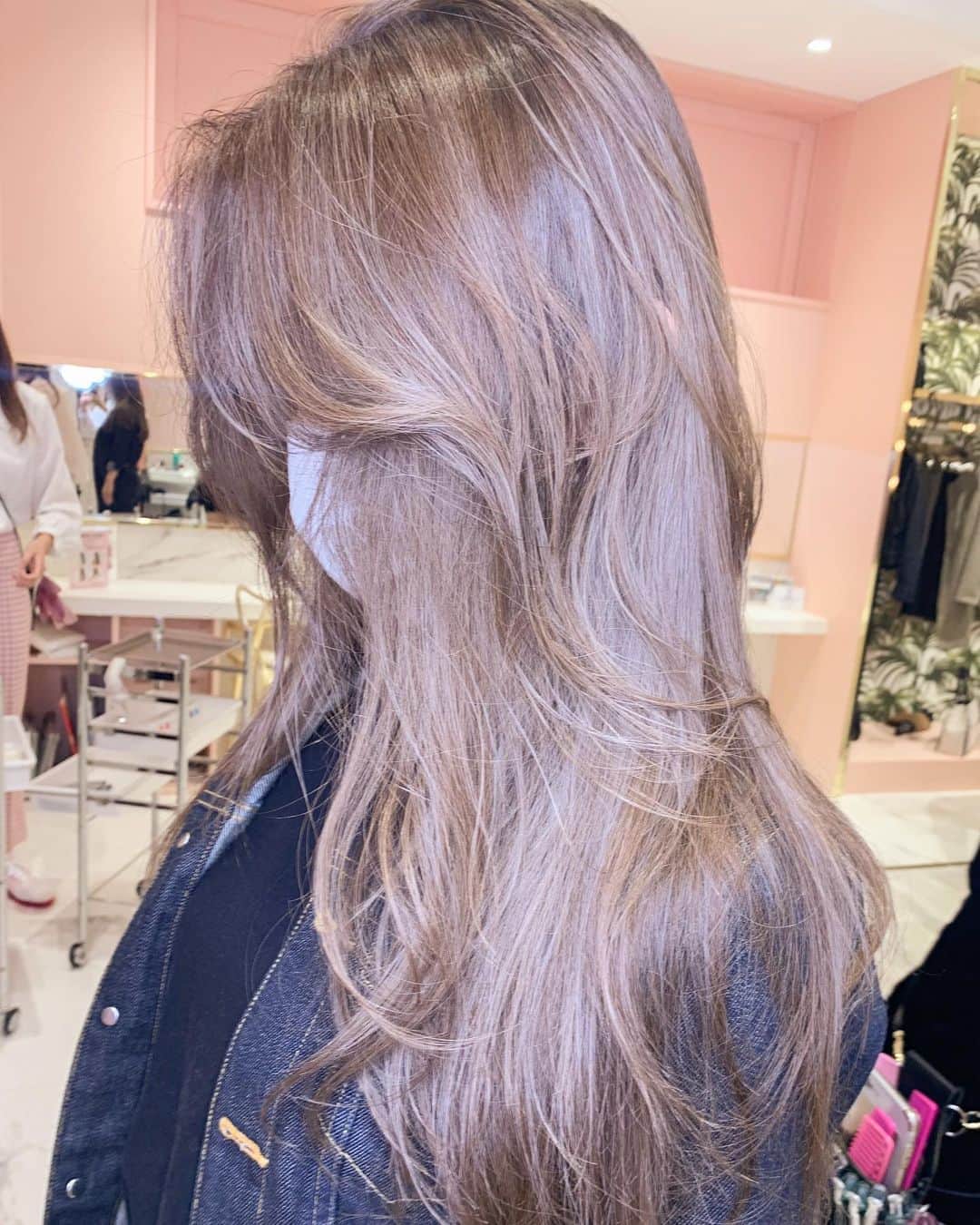 原涼香のインスタグラム：「𝐆𝐥𝐨𝐬𝐬 𝐛𝐫𝐨𝐰𝐧 𝐠𝐫𝐚𝐲  a/wの上品ブラウン🦋🤎 × Layer cut ㅤㅤㅤㅤㅤㅤㅤㅤㅤㅤㅤㅤㅤ」