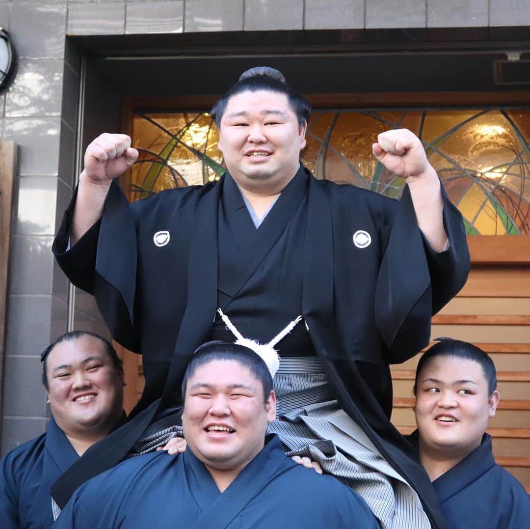 日本相撲協会さんのインスタグラム写真 - (日本相撲協会Instagram)「令和2年9月30日、新大関 正代が誕生！昇進伝達式では「至誠一貫の精神で相撲道に精進します」と決意を述べました。 稽古場の木札は早速大関に掛け替え。 部屋の枝川親方、井筒親方、豊山も、部屋からの大関誕生に笑顔。  @sumokyokai  #大相撲 #sumo #相撲 #力士 #お相撲さん #優勝 #スポーツの秋 #japanphoto #sumowrestlers #japanculture #cooljapan #新大関 #鯛 #正代 #至誠一貫 #おめでとう㊗️」9月30日 14時06分 - sumokyokai