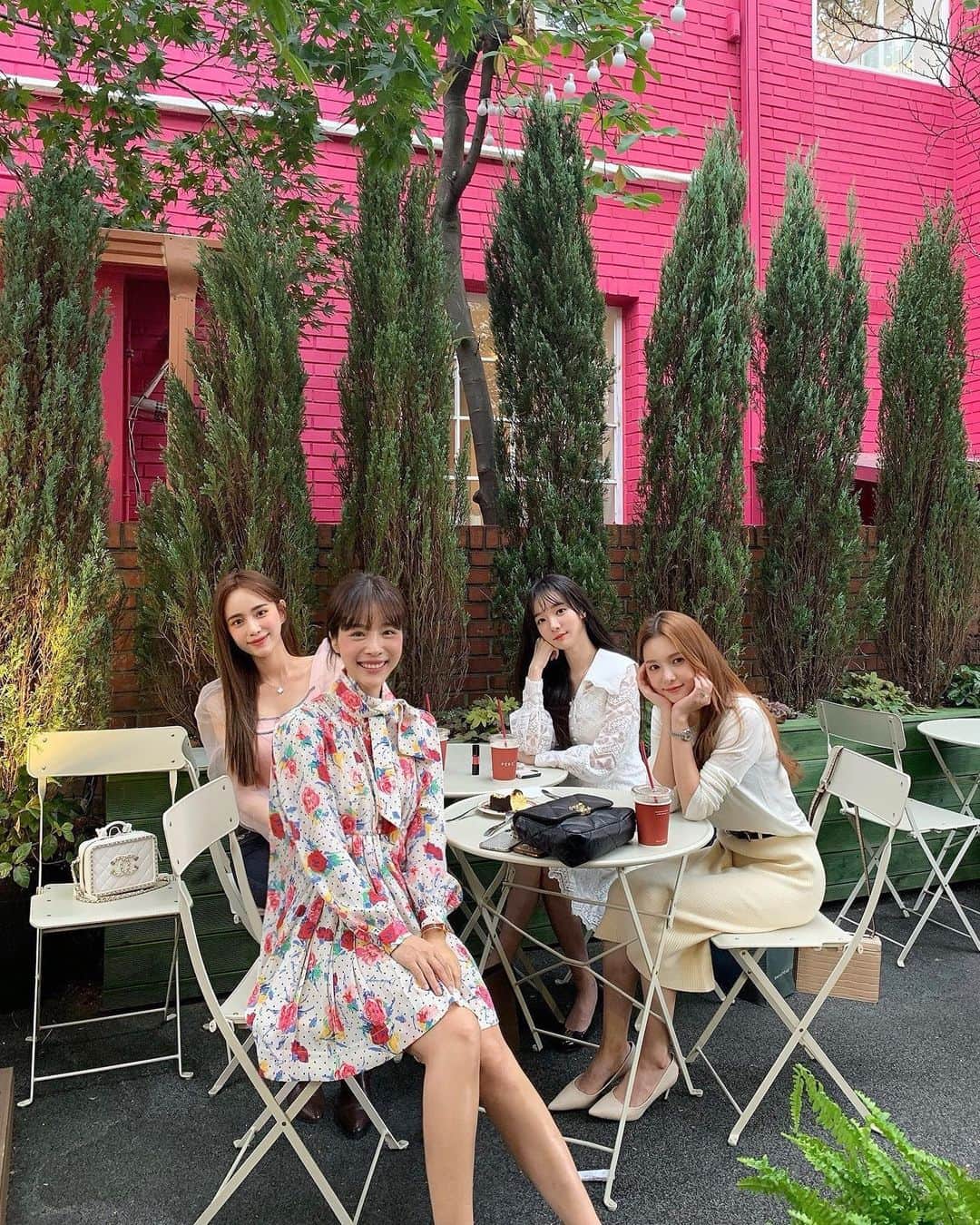 ミンヒ のインスタグラム：「비밀병기그녀 인연으로 만나서 이제 울 언니가 결혼을 하다니😭👰🏻 시간 정말 빠르다 그치?ㅠ 형부랑 알콩달콩 예쁘게 잘 살고 결혼 너무 축하해~~🙌🏻 @kimjeii  🤵🏻❤️👰🏻 #예신재이#여신재이#유부초밥#축결혼#우정스타그램#10월의신부」
