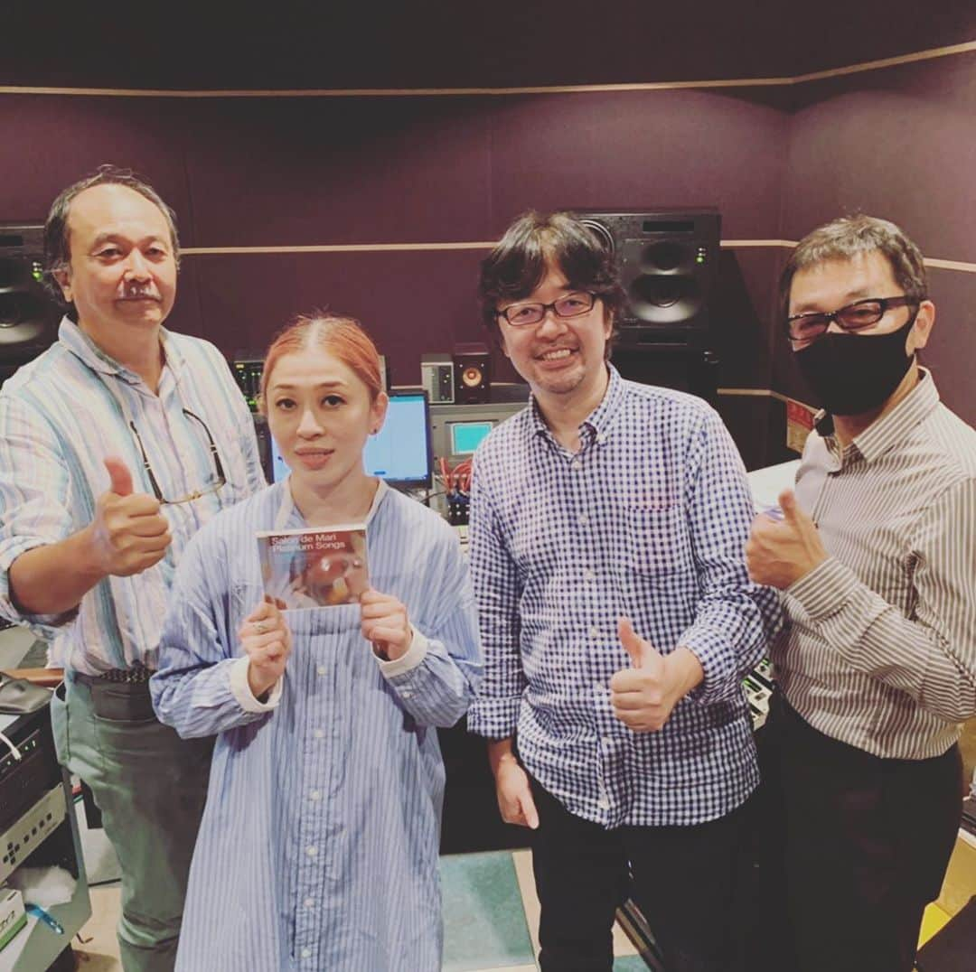 ミズノマリさんのインスタグラム写真 - (ミズノマリInstagram)「先日のマスタリングにて。 その日は同じくビクタースタジオにて 他のアーティストのレコーディングをしていた エンジニアの谷田氏も 顔を出してくれましたよ🙋‍♂️ Salon de Mari Platinum Songs Special Edition は、 強力タッグの賜物ですー✨  #ミズノマリ #パリスマッチ #marimizuno #parismatch #salondemari #salondemariplatinumsongs #サロンドマリ」9月30日 14時17分 - mari_mizuno