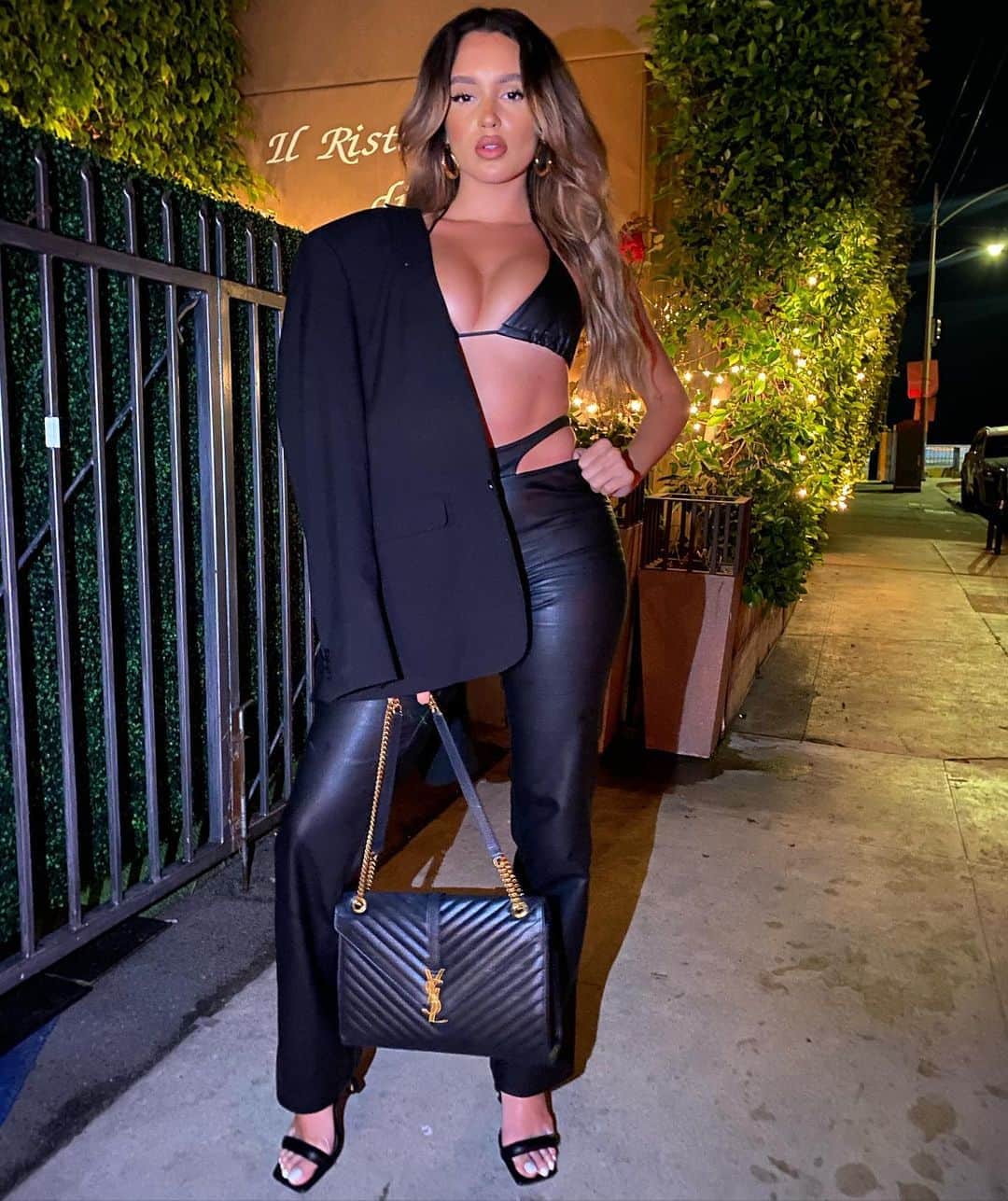 Val Mercadoのインスタグラム：「I never post nighttime pics. Cheers to date night 🖤🖤🖤 . . . outfit @asos」