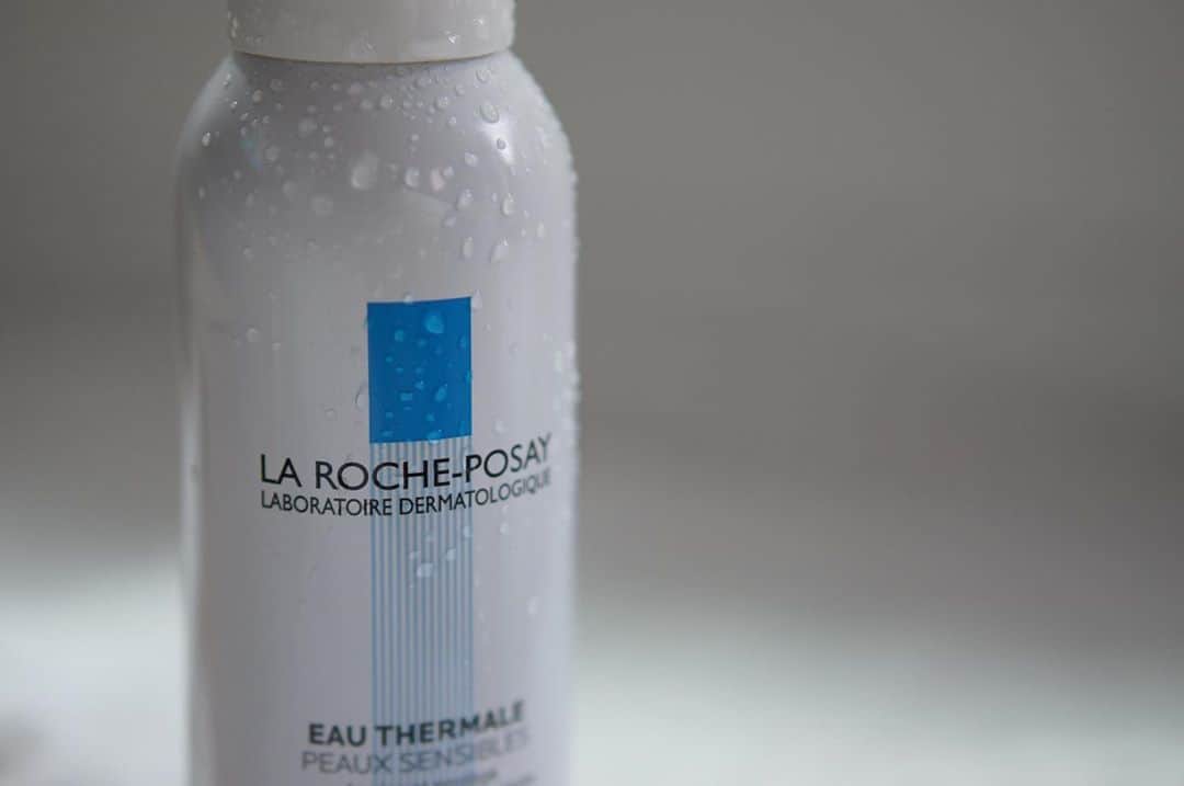 LA ROCHE-POSAY JAPAN ラロッシュポゼのインスタグラム：「＼ 家族みんなでシェアできる化粧水 ／  .  ミスト状化粧水の #ターマルウォーター は顔にもボディにも使用できる化粧水。  スプレータイプなので手の届きにくい背中のケアにも◎ですし、  シュッとするとやさしいミストが出てくるので、赤ちゃんにも一緒に使えます🌿  .  男性も女性も、赤ちゃんから大人まで同じものを使えるので  ぜひご家族でシェアして使ってみてはいかがですか？✨  .  気になる方は詳細は商品ページをチェックしてみてください🔖  .  ターマルウォーター   100g 1,650円(税込) / 150g 2,420円(税込) / 300g 3,630円(税込) #ラロッシュポゼ #larocheposay #乾燥肌 #敏感肌 #敏感肌対策 #スキンケア #低刺激 #敏感肌コスメ #保湿対策 #保湿ケア #乾燥対策 #基礎化粧品 #コスメ好きさんと繋がりたい #コスメ紹介 #コスメ好き #ツヤ肌 #コスメ情報 #ミスト化粧水 #美肌レシピ #美肌作り #肌荒れ改善 #素肌感 #素肌美人 #素肌美 #シートマスク #スキンケアマニア #肌メンテナンス #肌断食 #デイリースキンケア」