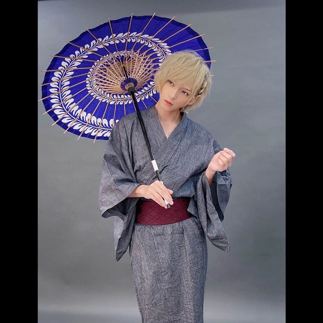 のインスタグラム：「夏の終わりに 先日の撮影のオフショットを載せておきます  ここ数年の間、毎年髪色を明るくできて 嬉しかった！  浴衣をお仕事で着れたり 今年もとても幸せな夏だった。。🎐  そして先日 メンズキレイモさんで 脱毛を受けてまいりました。 やはり、夏のシーズン お肌がツルツルで居られるとテンションが 上がります🍉いつもお世話になっております。  そして間も無く、 グッズも届く時期に差し掛かると思うので 楽しみにしていてくださいね！(•̀ᴗ•́)  #MENSKIREIMO #メンズキレイモ」