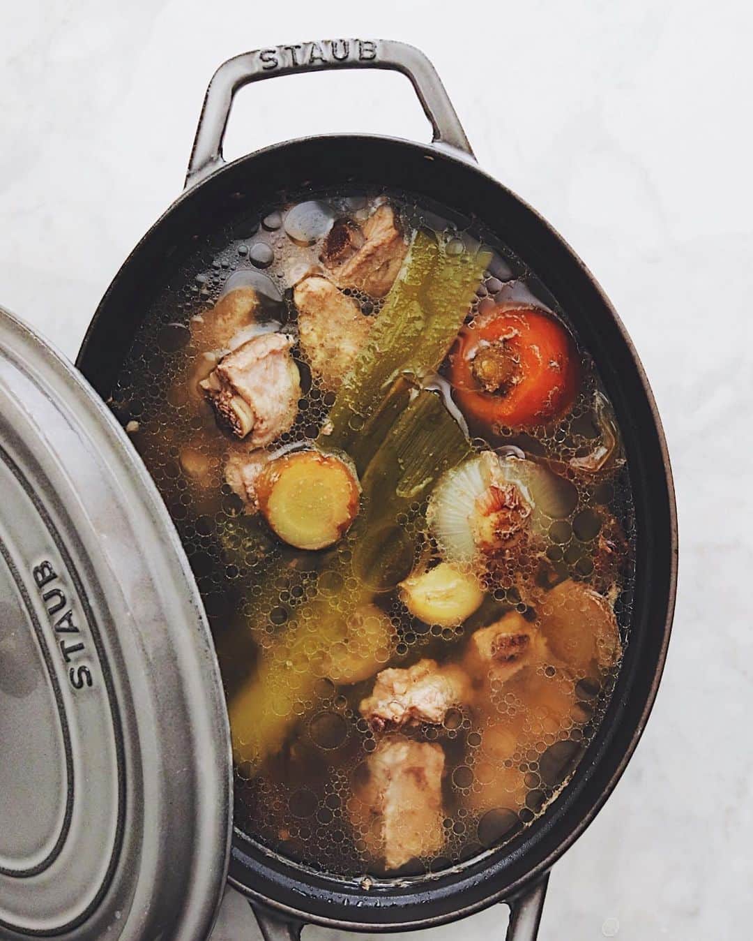 樋口正樹さんのインスタグラム写真 - (樋口正樹Instagram)「soup stock . 鶏と豚の骨付き肉で 家庭でできる簡単な ボーンブロスを作る。 これをベースにした スープやシチューは 深みあってうまいの。 . 骨をぶった切るのは 手軽じゃないけどね おいしさのポイント。 . . #スープストック #ボーンブロス #野菜のだし #スープダイエット #スープ生活 #免疫力アップ #風邪予防 #元気の出るスープ #soupstock #bonebroth」9月30日 14時31分 - higuccini
