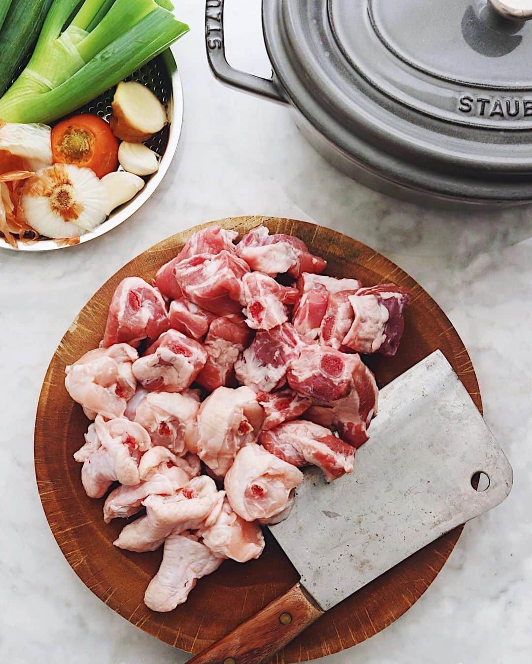 樋口正樹さんのインスタグラム写真 - (樋口正樹Instagram)「soup stock . 鶏と豚の骨付き肉で 家庭でできる簡単な ボーンブロスを作る。 これをベースにした スープやシチューは 深みあってうまいの。 . 骨をぶった切るのは 手軽じゃないけどね おいしさのポイント。 . . #スープストック #ボーンブロス #野菜のだし #スープダイエット #スープ生活 #免疫力アップ #風邪予防 #元気の出るスープ #soupstock #bonebroth」9月30日 14時31分 - higuccini