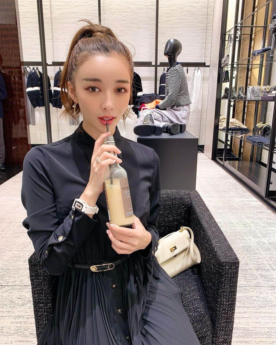 のインスタグラム：「CHANEL feed me juicy juice🍇 I like autumn clothes the most of the four seasons!! Today's dress is this season's @versace The gold button is my favorite💛 . シャネルでジュースもらった😋🍹 秋冬のお洋服見てきたよ🖤 今日のドレスは今季のヴェルサーチのショーライン💛日本にこのサイズは一点しか入荷してないみたい😍 金のボタンが可愛すぎる大人ワンピース👸🧷 . . #versace #versacedress #blackdress #richardmille #luxurywatches #luxurywatch #hermesbag #hermeskelly #vintagehermes #vintagekelly #kellybag #kelly #autumnfashion #autumnclothes #autumnstyle #blackandwhite #blackcode #ヴェルサーチ #ドレス #ワンピースコーデ #秋服 #エルメス #ケリー」