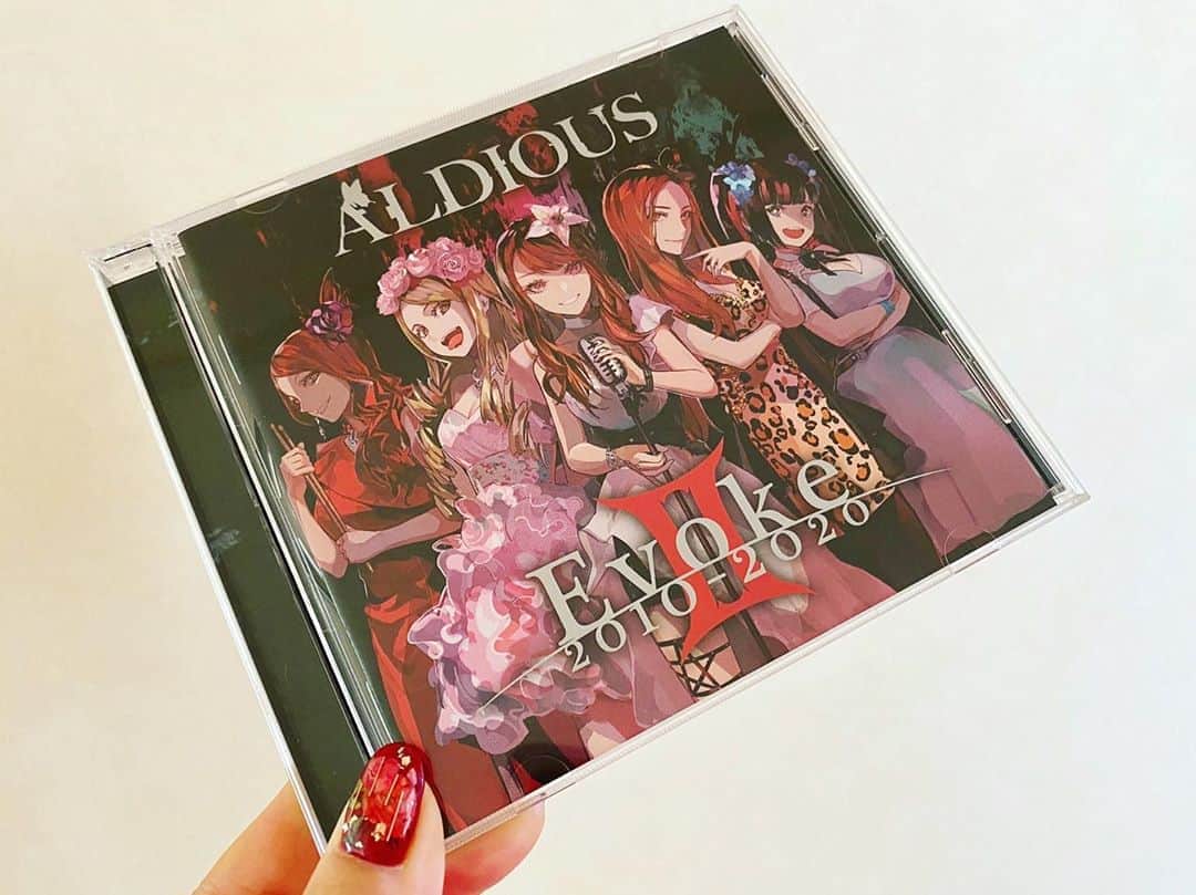 のインスタグラム：「【本日リリース！】 . 遂にALDIOUS「Evoke II 2010-2020」が発売になりました✨既にゲットしたとの報告も沢山頂いています！ありがとうございます😊 . なかなかライブで会えない状況ですが、前作のEvoke Ⅰと共に沢山聴いて頂けると嬉しいです☺️🌹 . . #Aldious #アルディアス #femalemusician #girlband #music #metal #rock #japan #release」